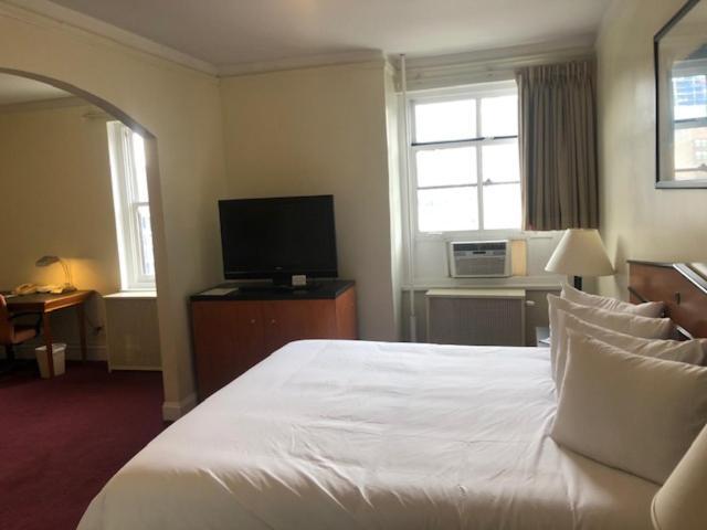 Deluxe King Suite One King Bed Non-Smoking,1498812292:JPEG