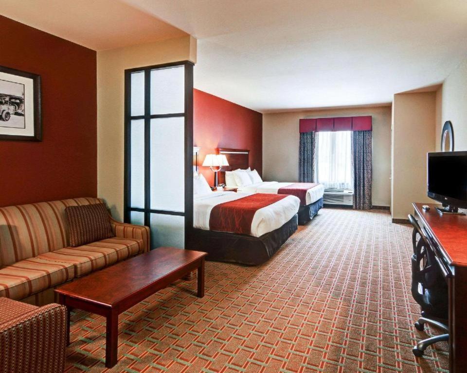 Queen Suite Two Queen Beds Accessible or Non-Smoking,838110749:JPEG