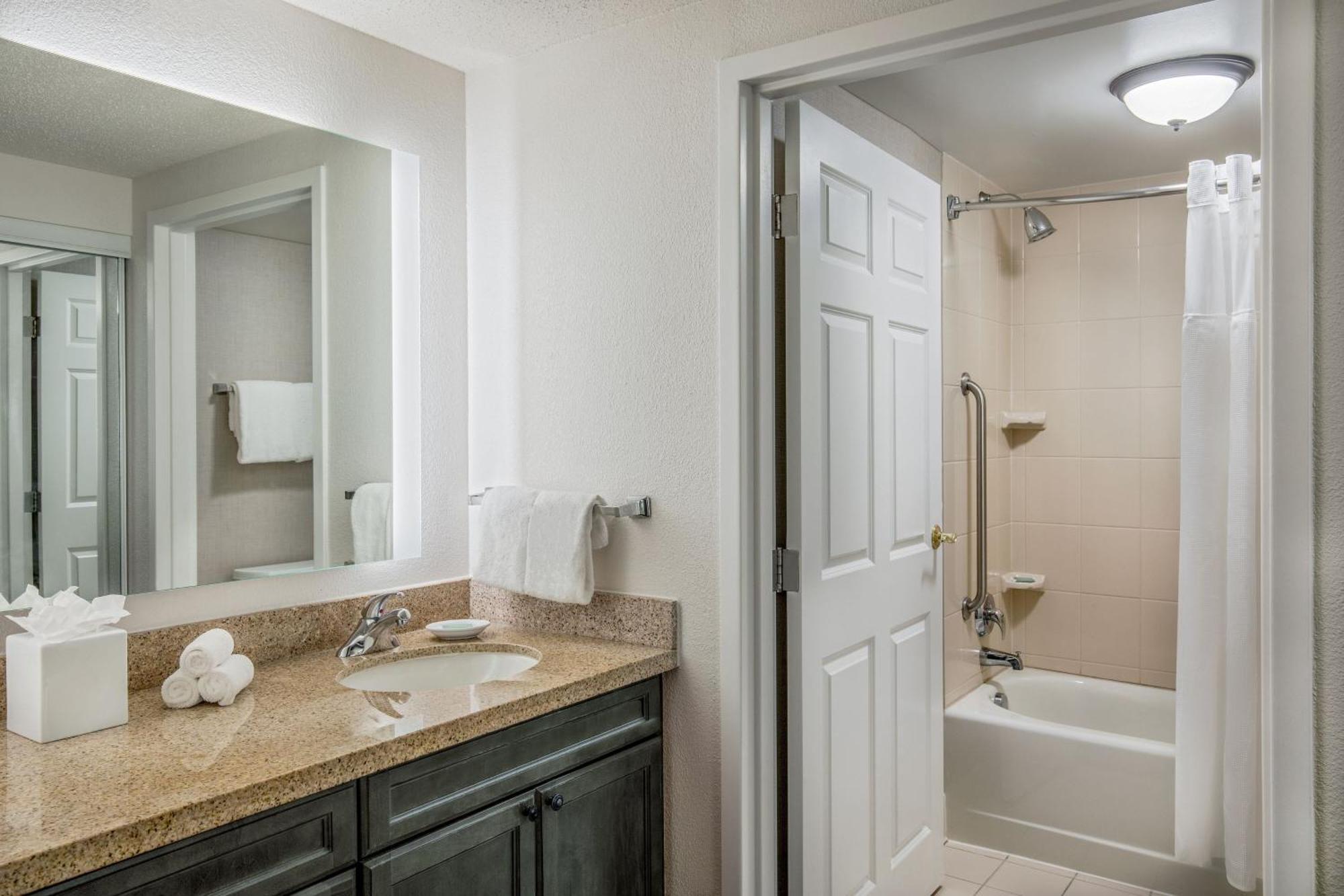 One-Bedroom Queen Suite with Sofa Bed and Adapted Tub - Mobility and Hearing Accessible