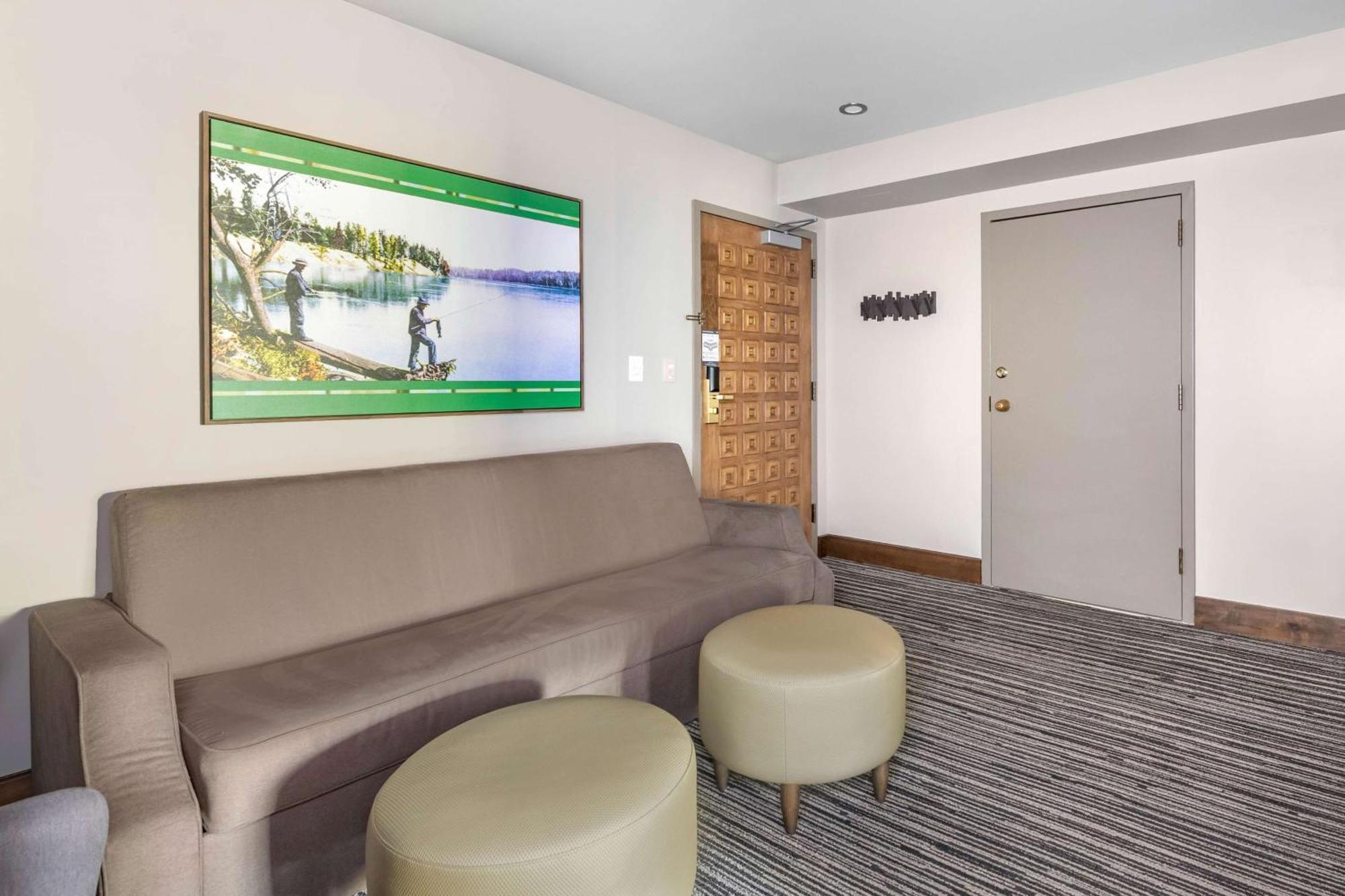1 Bedroom Queen Suite Acc Hear W or Tub,1515728743:JPEG