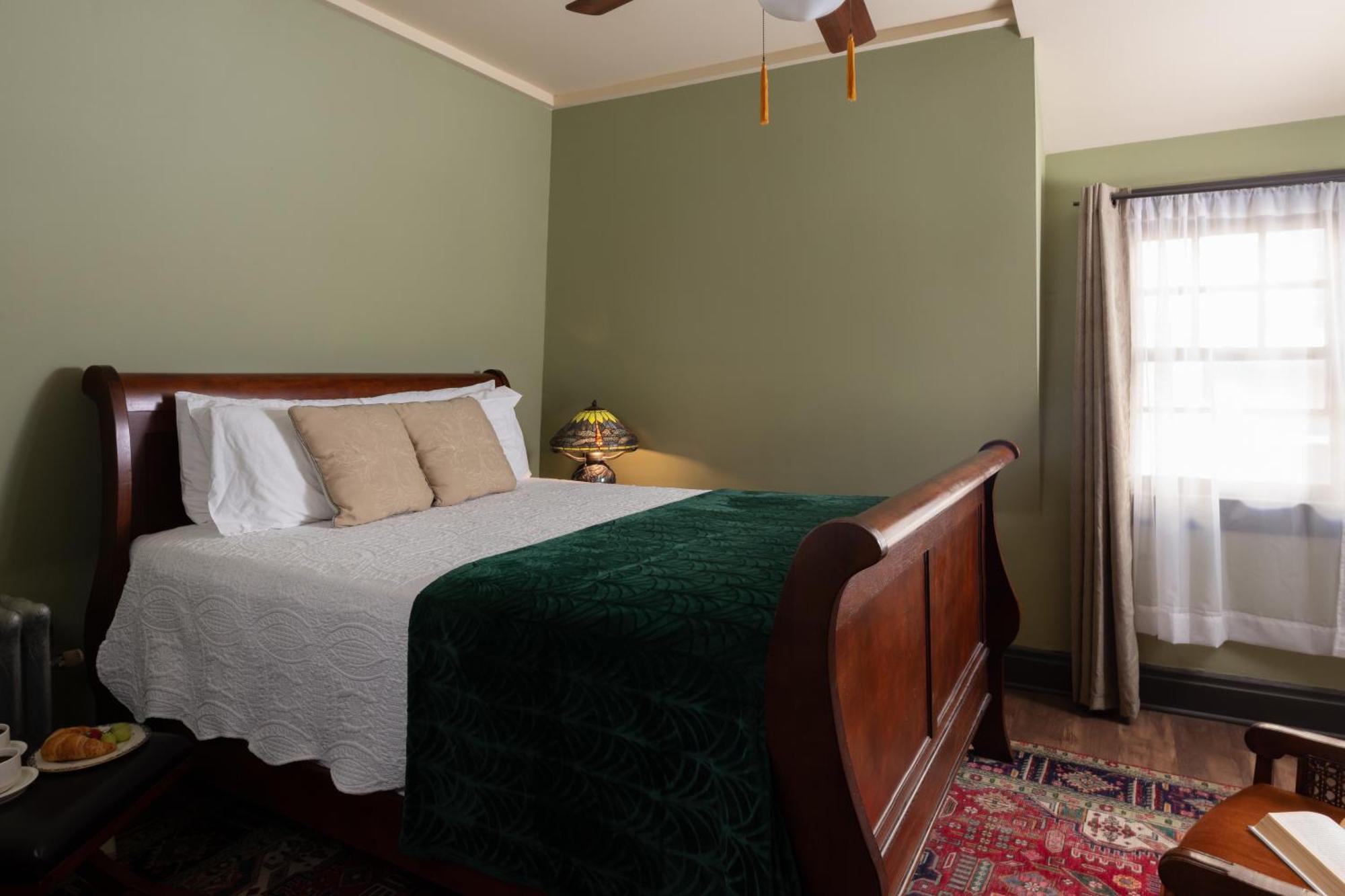 Queen Room,1521197968:JPEG
