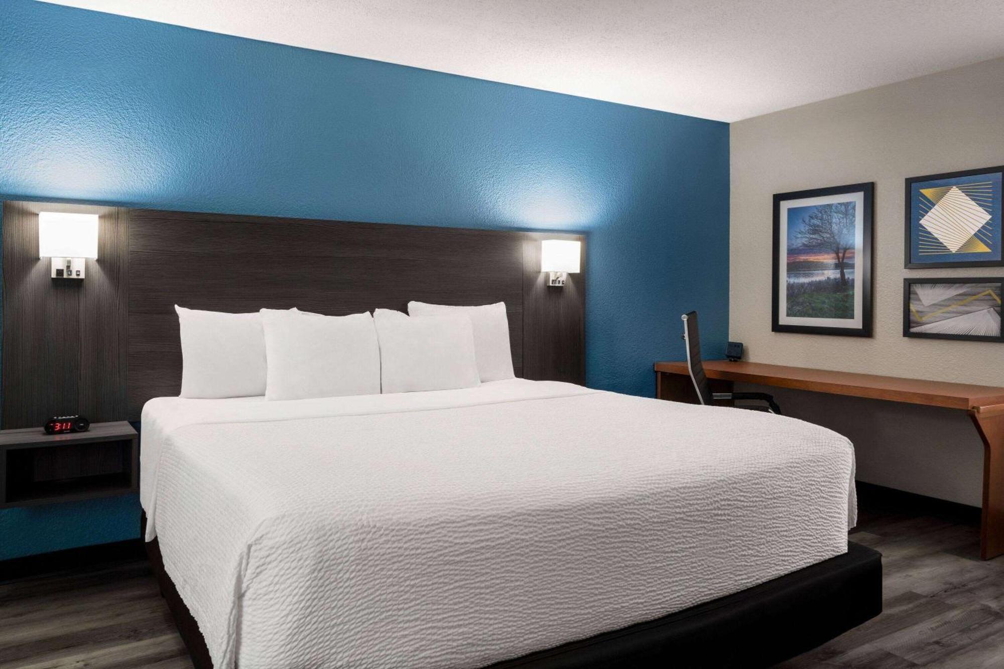 1 King Bed Deluxe One Bedroom Suite Non-Smoking,1523691697:JPEG
