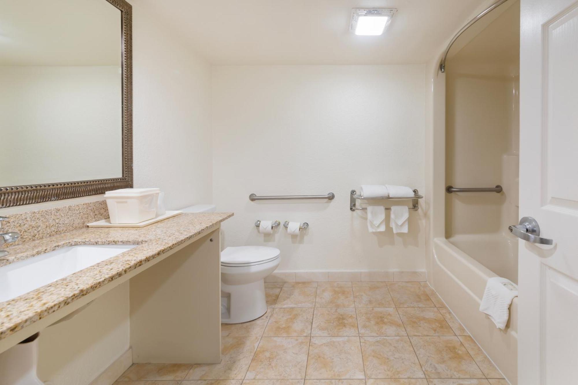 Queen Room Bathtub Disability Access or Non-Smoking Exterior Hall,1609326099:JPEG