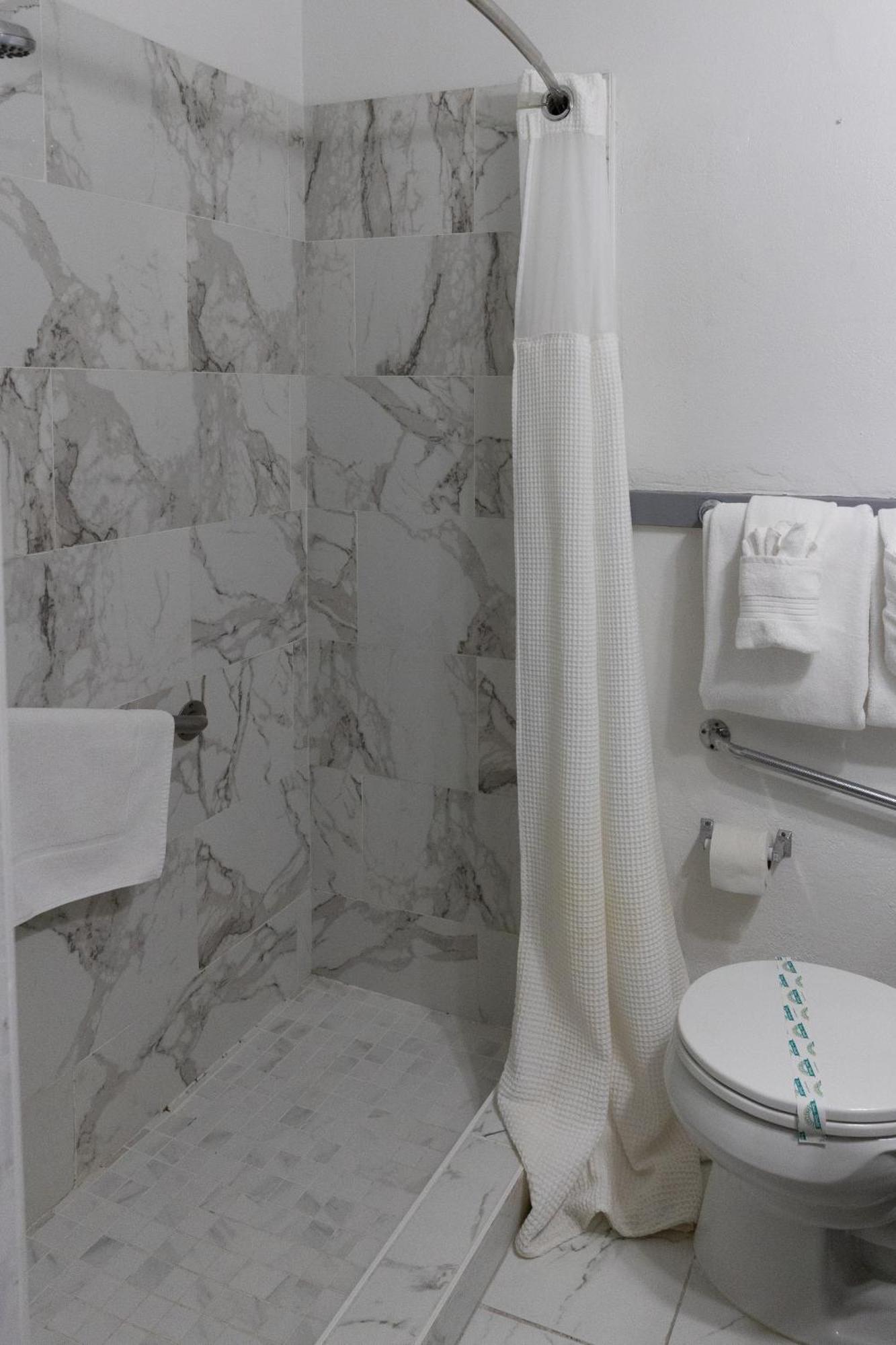 Queen Room,1543135978:JPEG