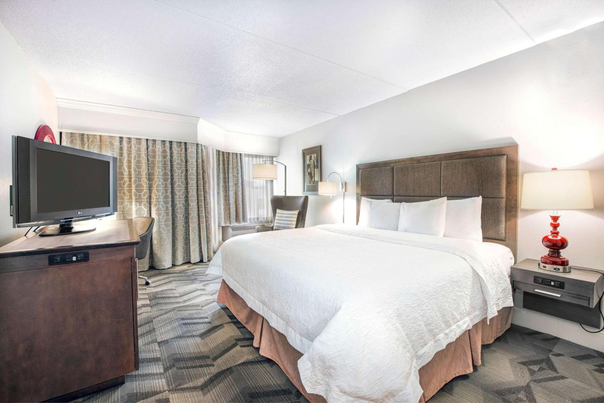 King Room with Roll-In Shower - Mobility and Hearing Access/Non-Smoking