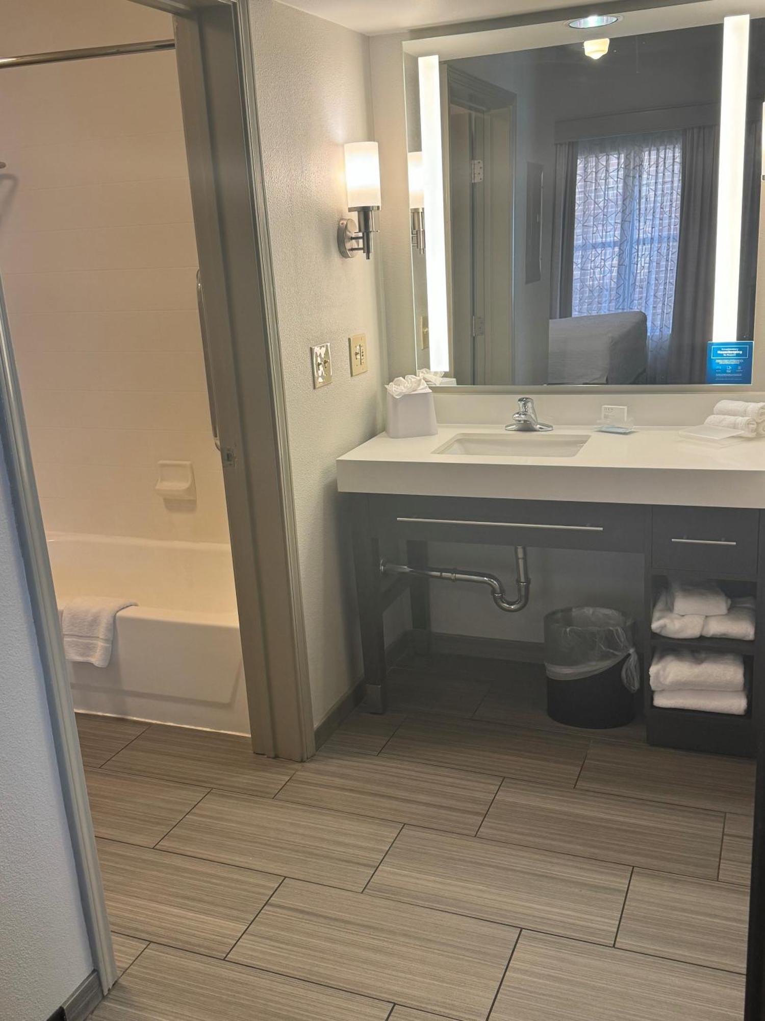 One-Bedroom King Suite - Non-Smoking
