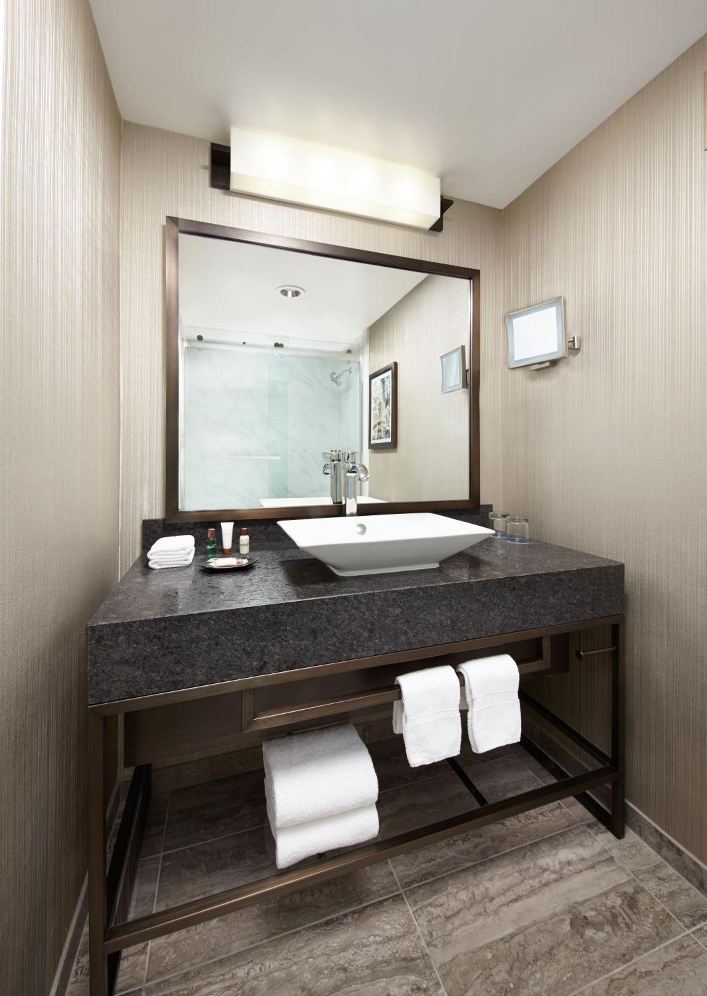 Concierge level Guest room 1 King Corner room,1165350741:JPEG