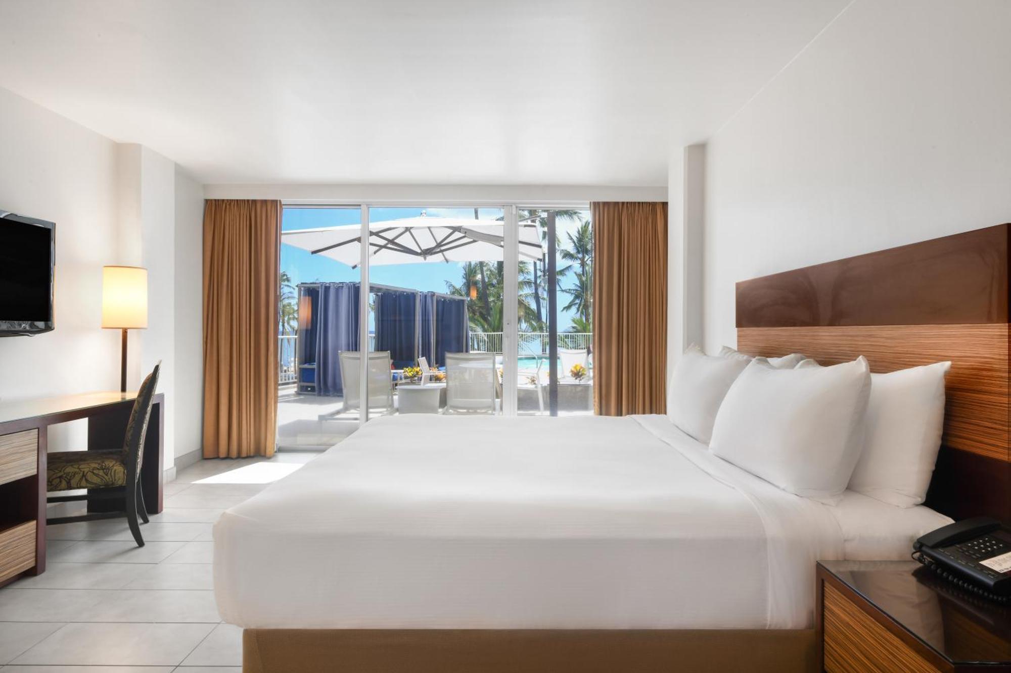 Kamer met Kingsize Bed en Uitzicht op het Zwembad