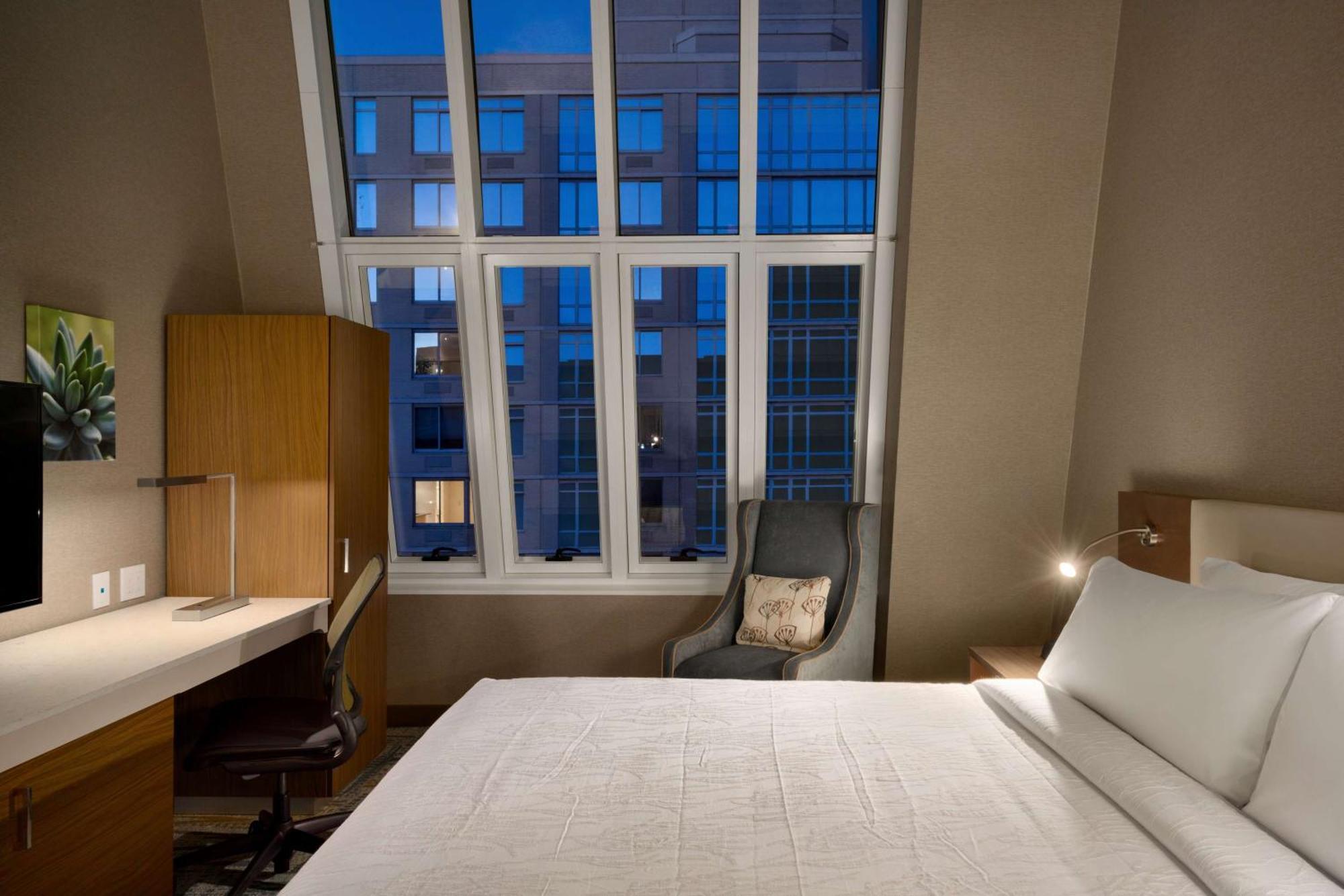 King Room Skyline View,1551381973:JPEG