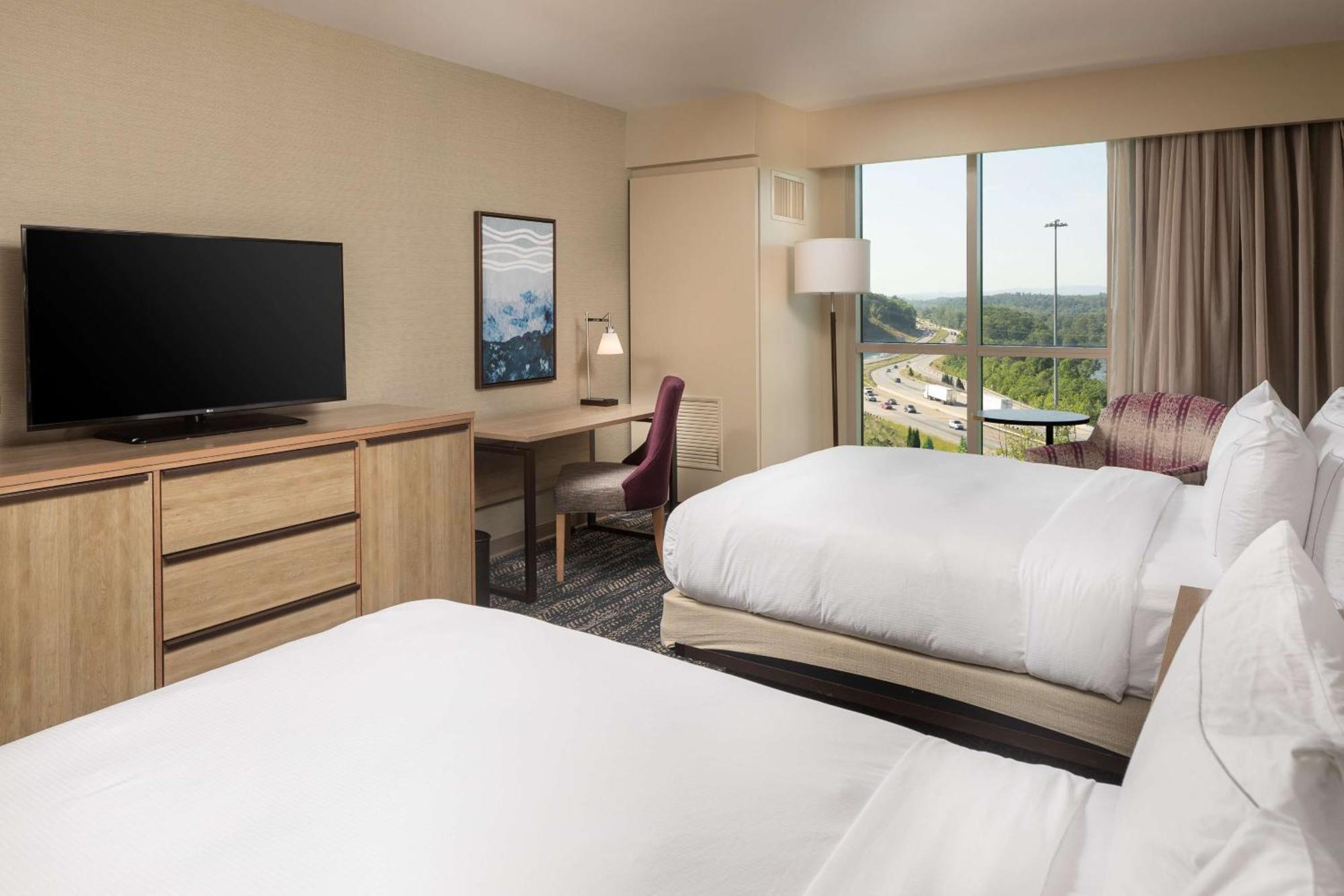 Quarto Queen com 2 Camas Queen-Size e Vista Rio