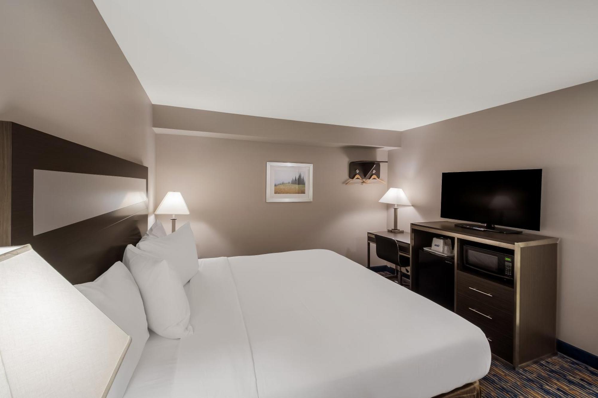 Habitación con cama extragrande.