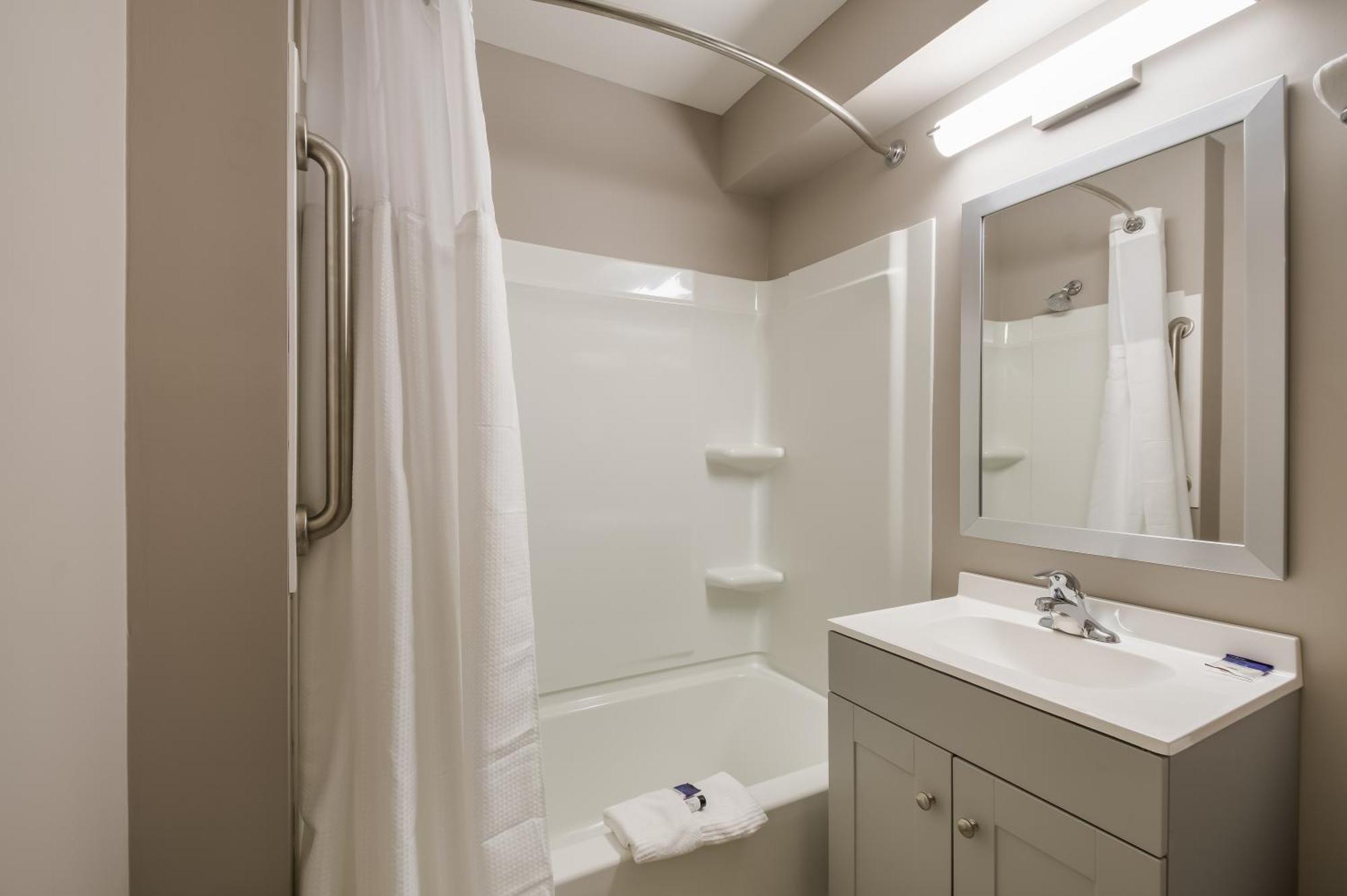 Habitación con cama extragrande y bañera de hidromasaje