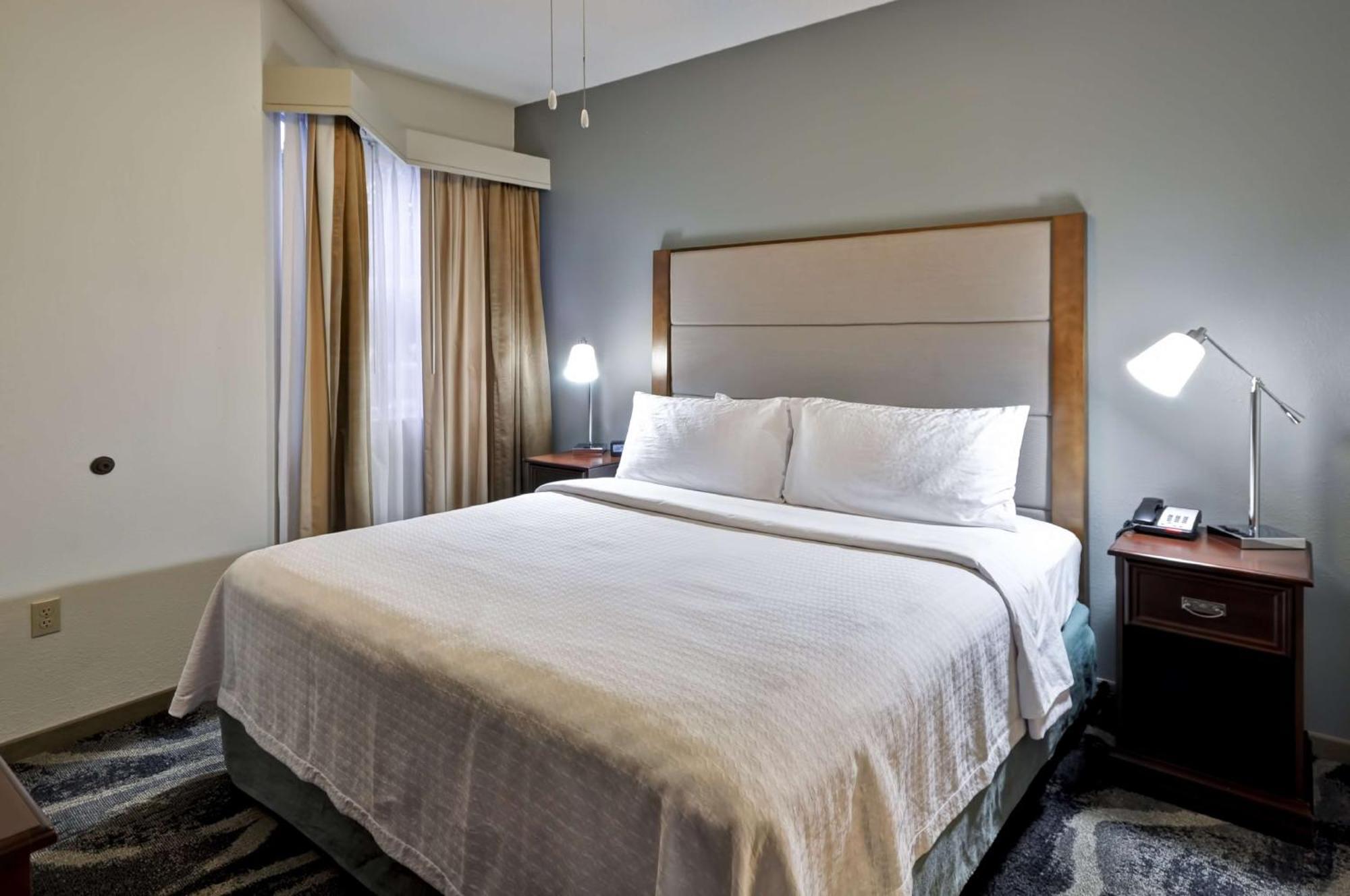 Premium One-Bedroom King Suite - Non-Smoking