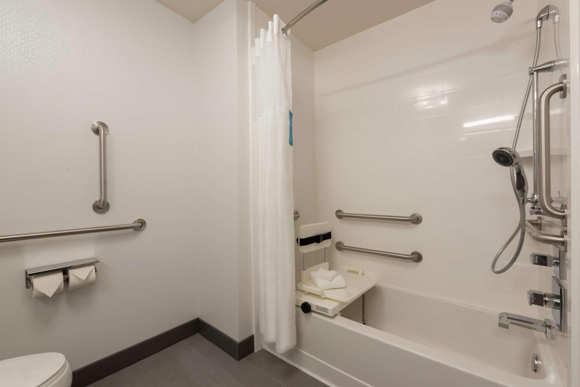 Queen Room with Two Queen Beds - Mobility Access/Non-Smoking