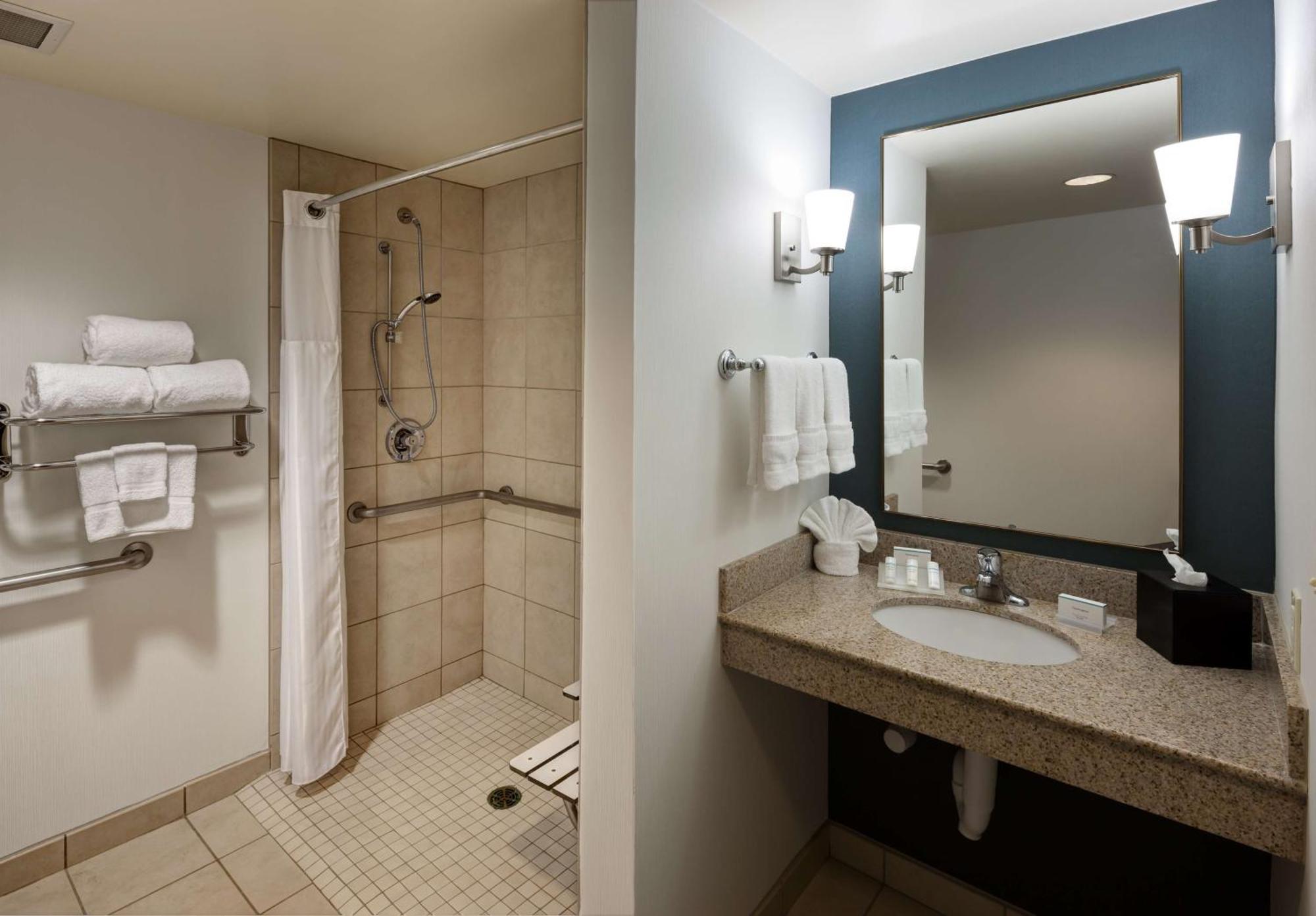 Habitación con 2 camas grandes y ducha a ras de suelo, adaptada para personas de movilidad reducida