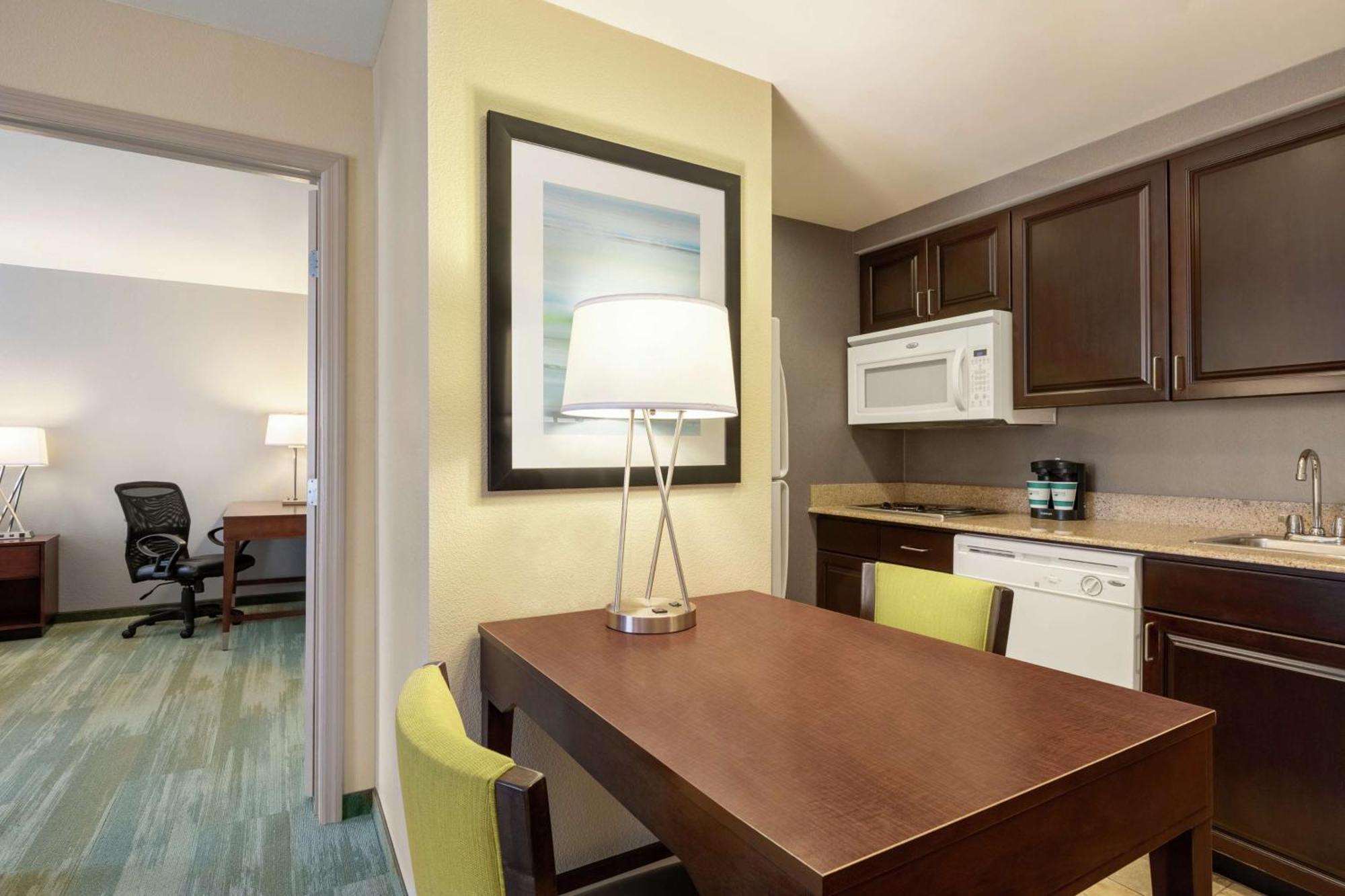 Two Bedroom Suite One King Two Queen Beds Non-Smoking,1552128373:JPEG