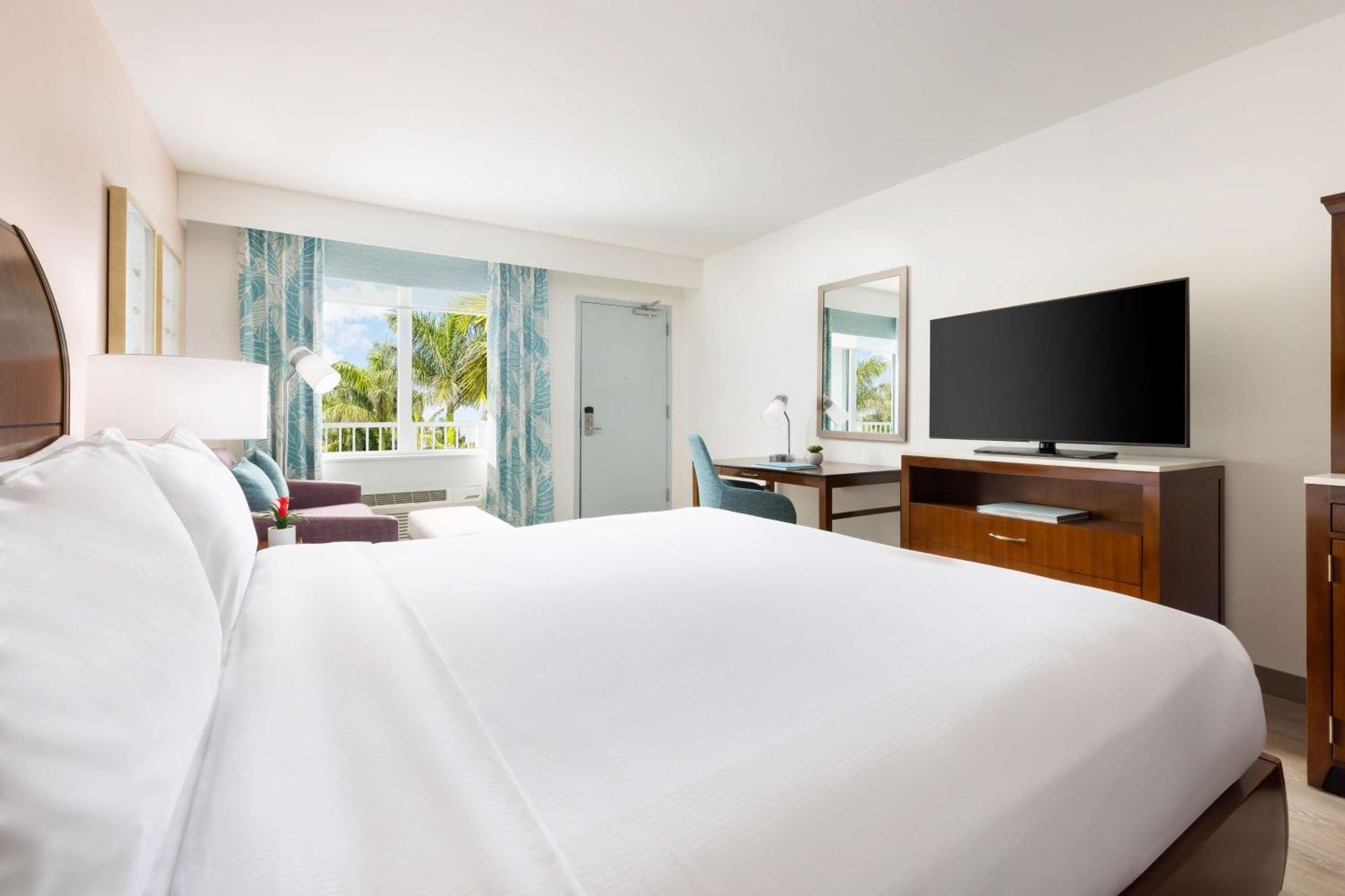 Zimmer mit Kingsize-Bett und Poolblick