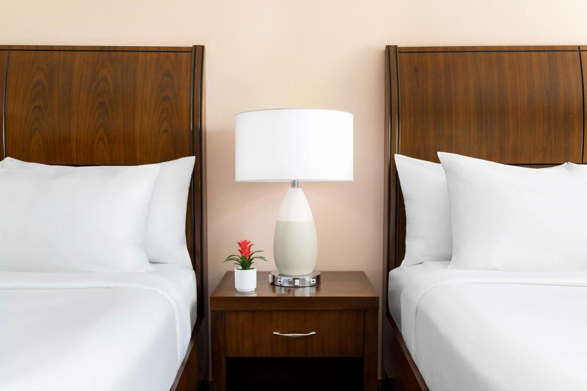 Zimmer mit Queensize-Bett und 2 Queensize-Betten – barrierefrei und für Hörgeschädigte geeignet