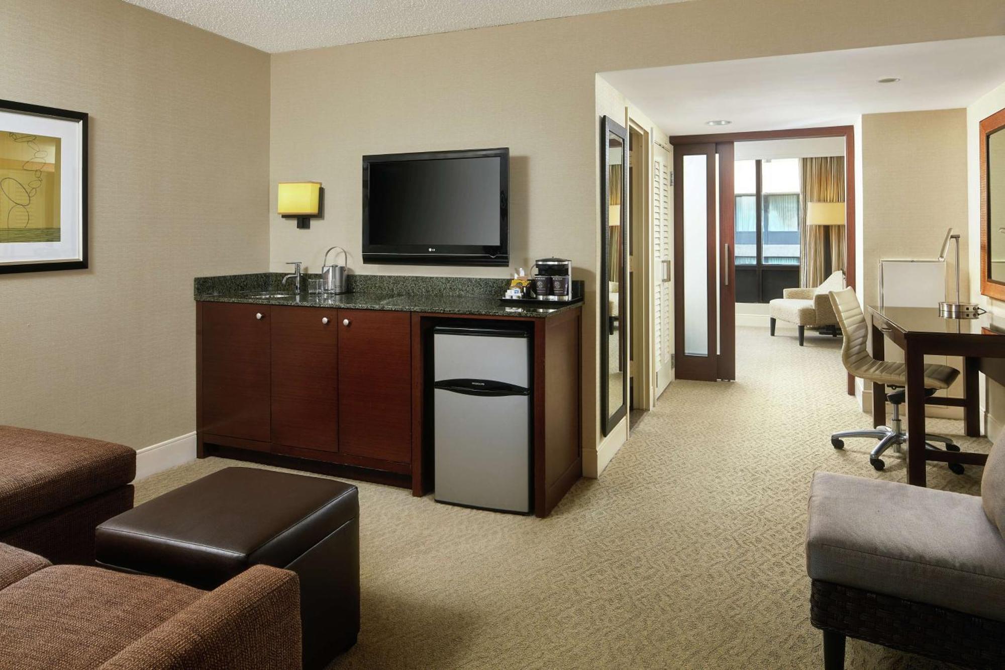 One-Bedroom Suite One King Bed Sofa Bed,1552285060:JPEG