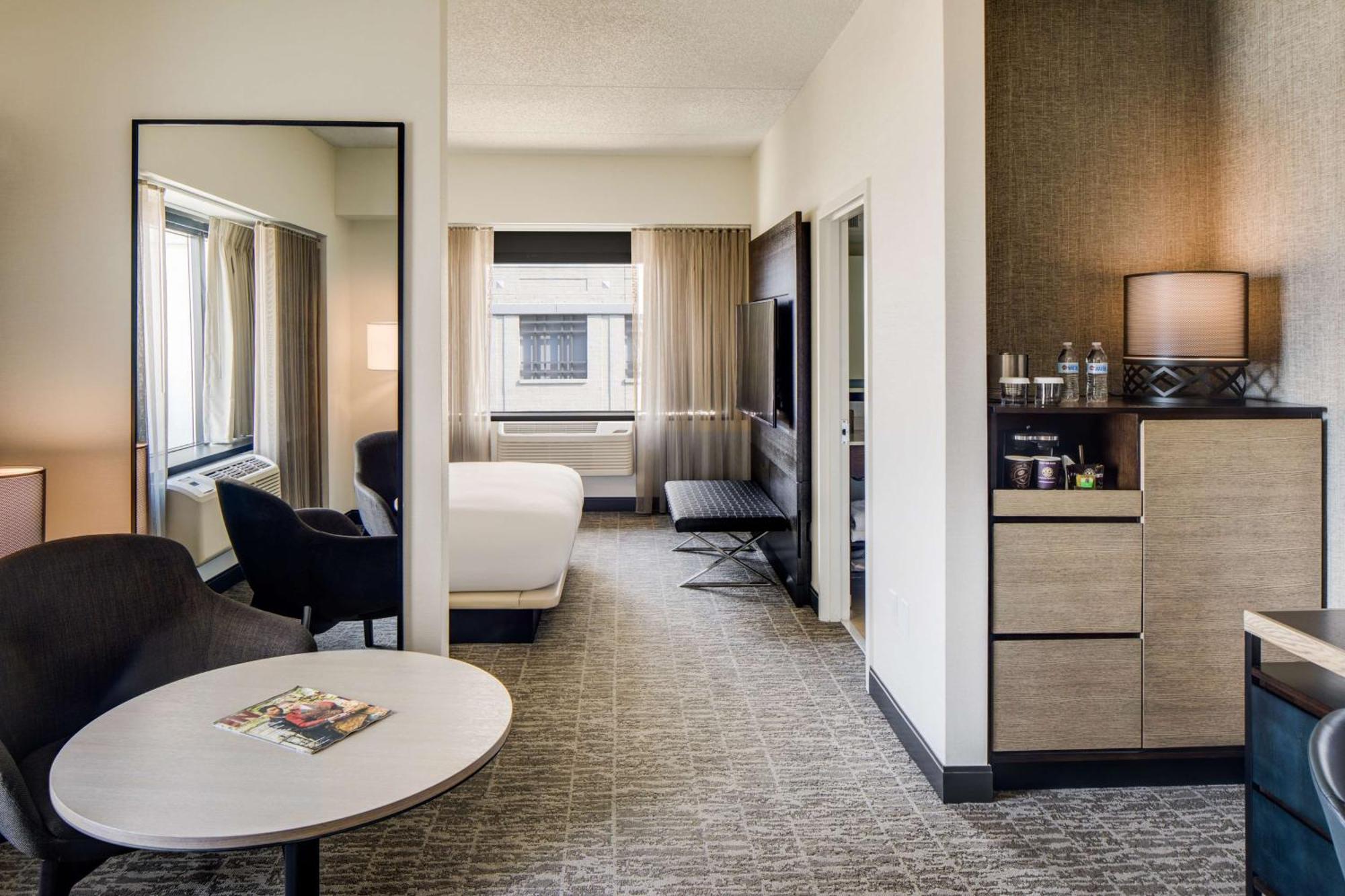 Junior Queen Suite with Roll-In Shower - Mobility Access
