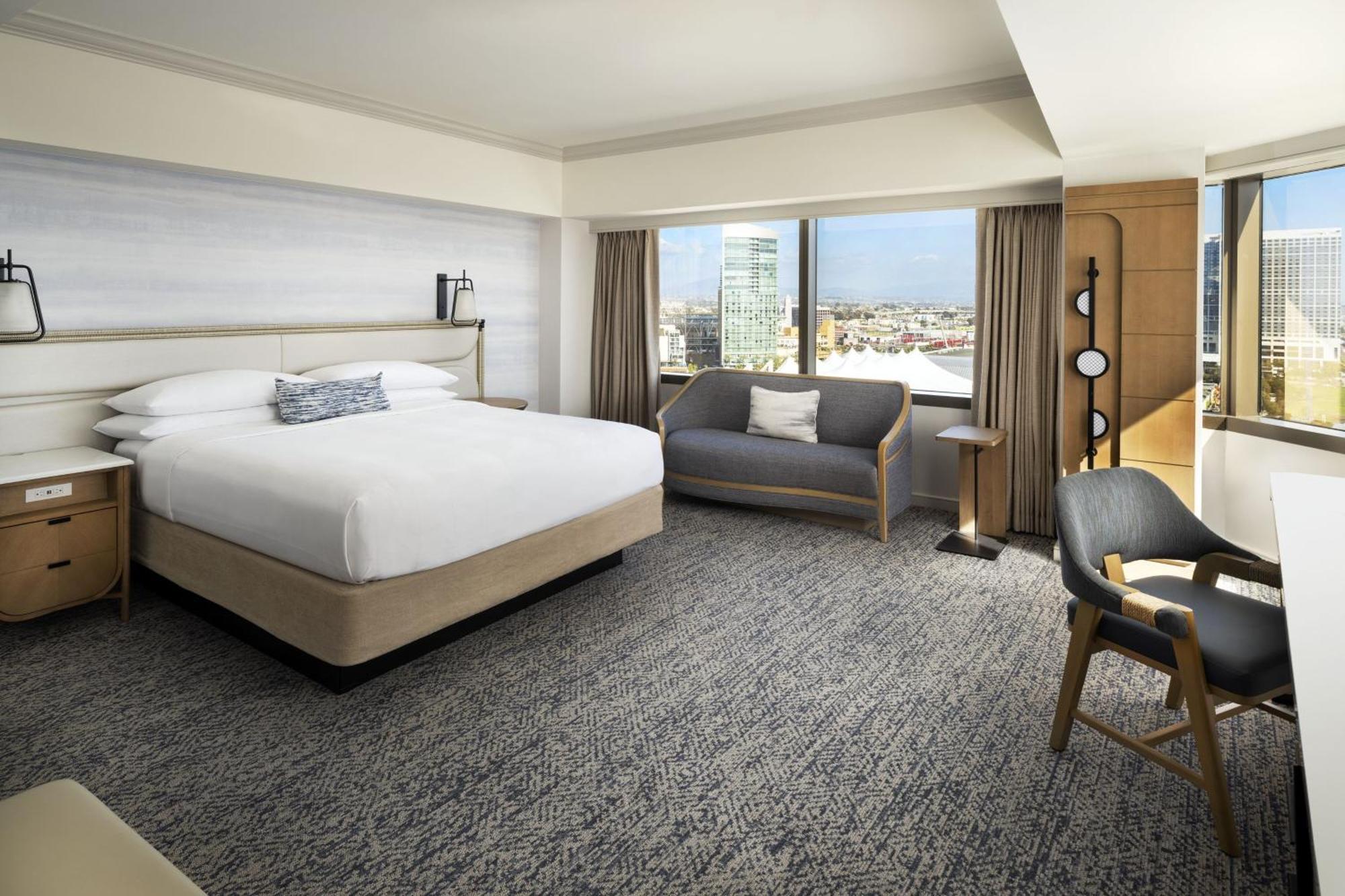 Habitación Doble Superior con sofá cama y cama grande