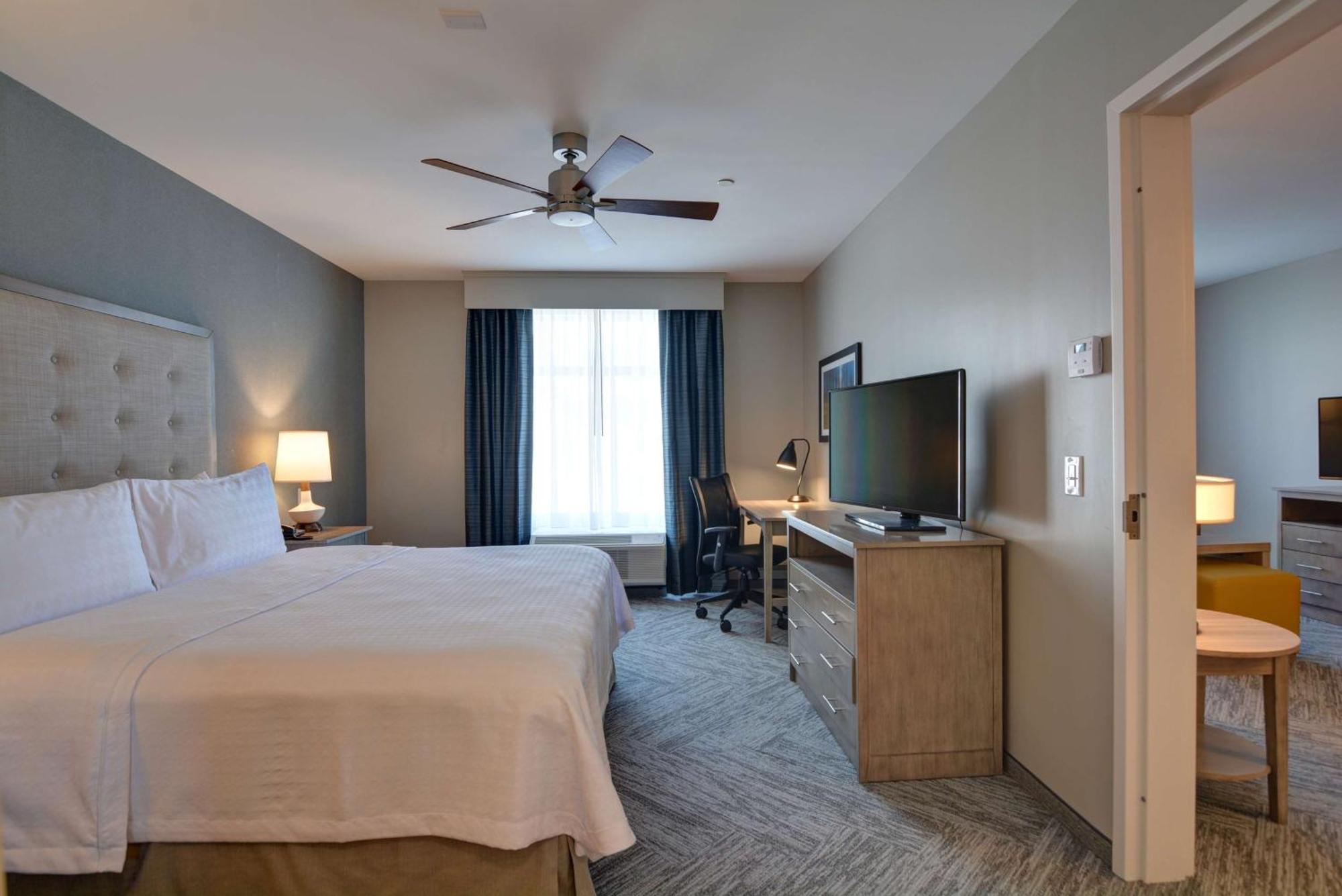 Two-Bedroom Suite Hearing Accessible or Non-Smoking,1557367732:JPEG