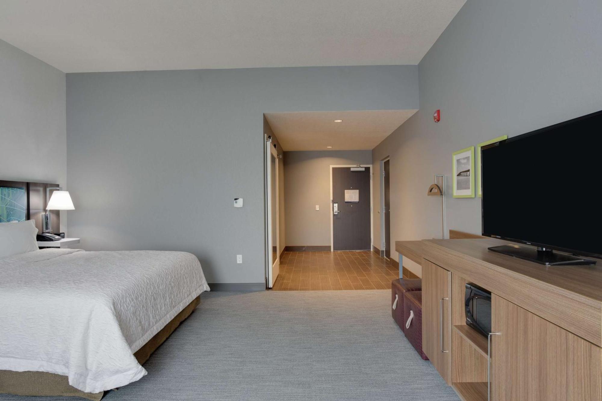 King Room with Roll-In Shower - Mobility Access/Non-Smoking