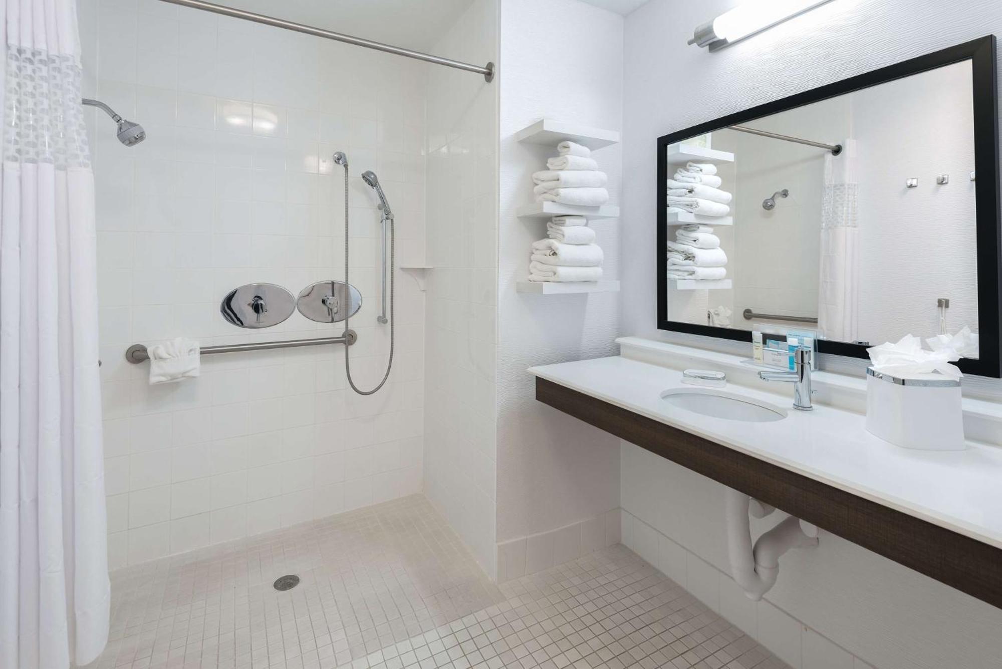 King Room with Roll-In Shower - Mobility Access/Non-Smoking