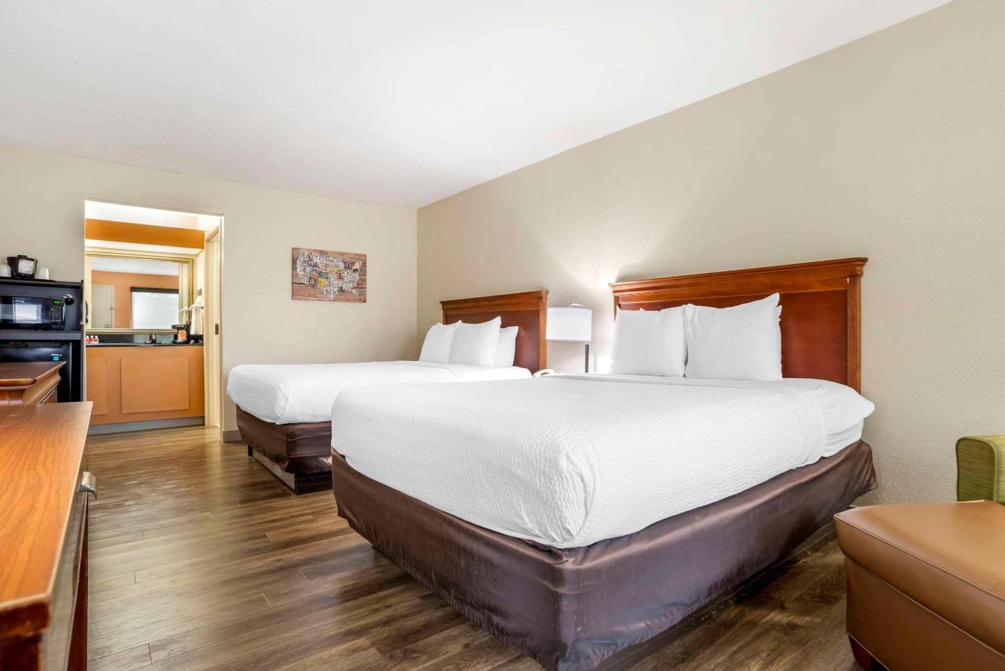Queen Room with Two Queen Beds - Smoking