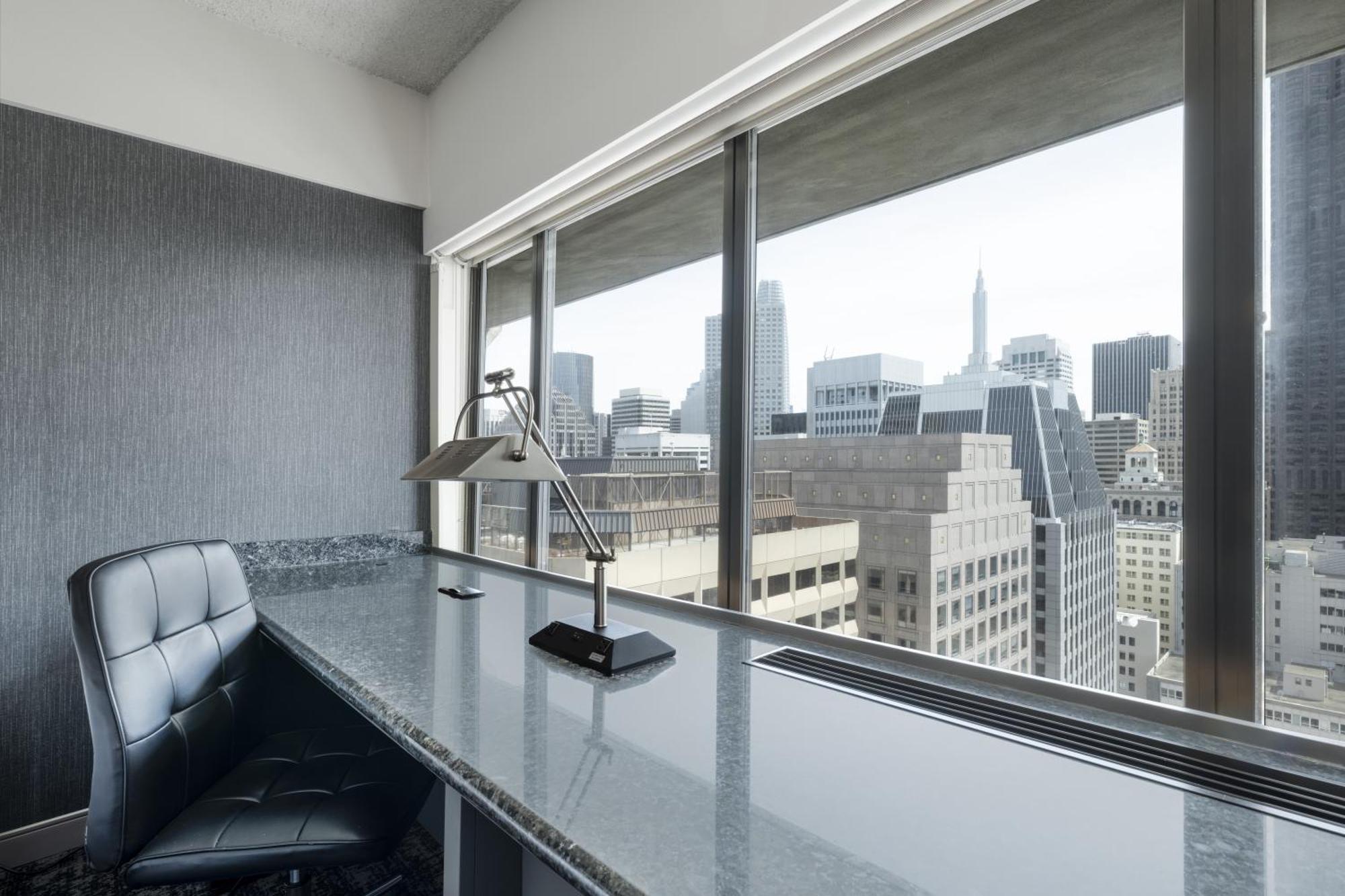 Deluxe Doppelzimmer mit 2 Doppelbetten und Blick auf die Stadt