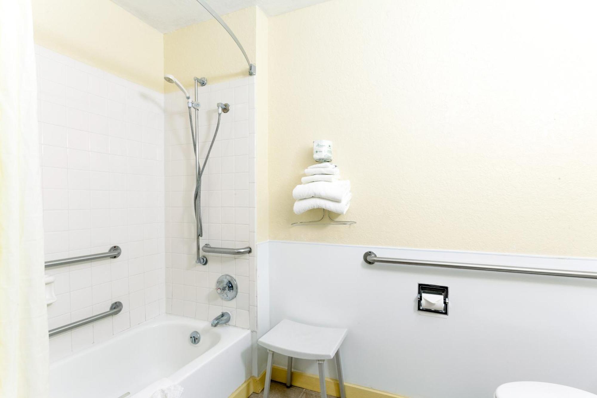 Queen Room Bath Tub Mobility or Hearing Accessible Non-Smoking