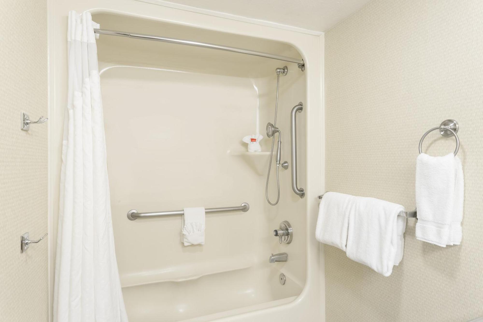 1 Queen Bed Mobility Accessible Room Bathtub w or Grab Bars Non-Smoking,1598900511:JPEG