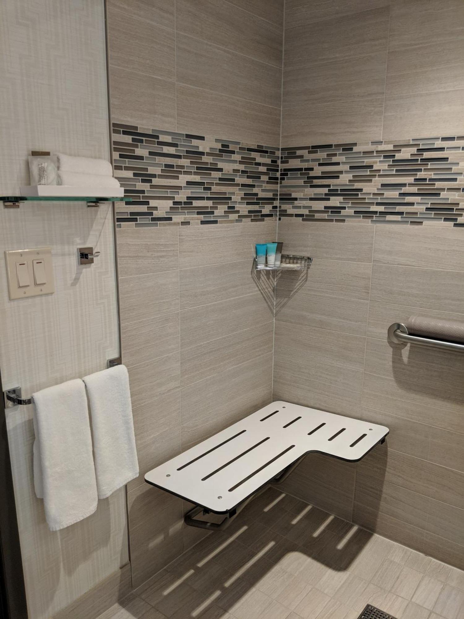 Habitación con 2 camas grandes y ducha adaptada para personas con movilidad reducida - Adaptada