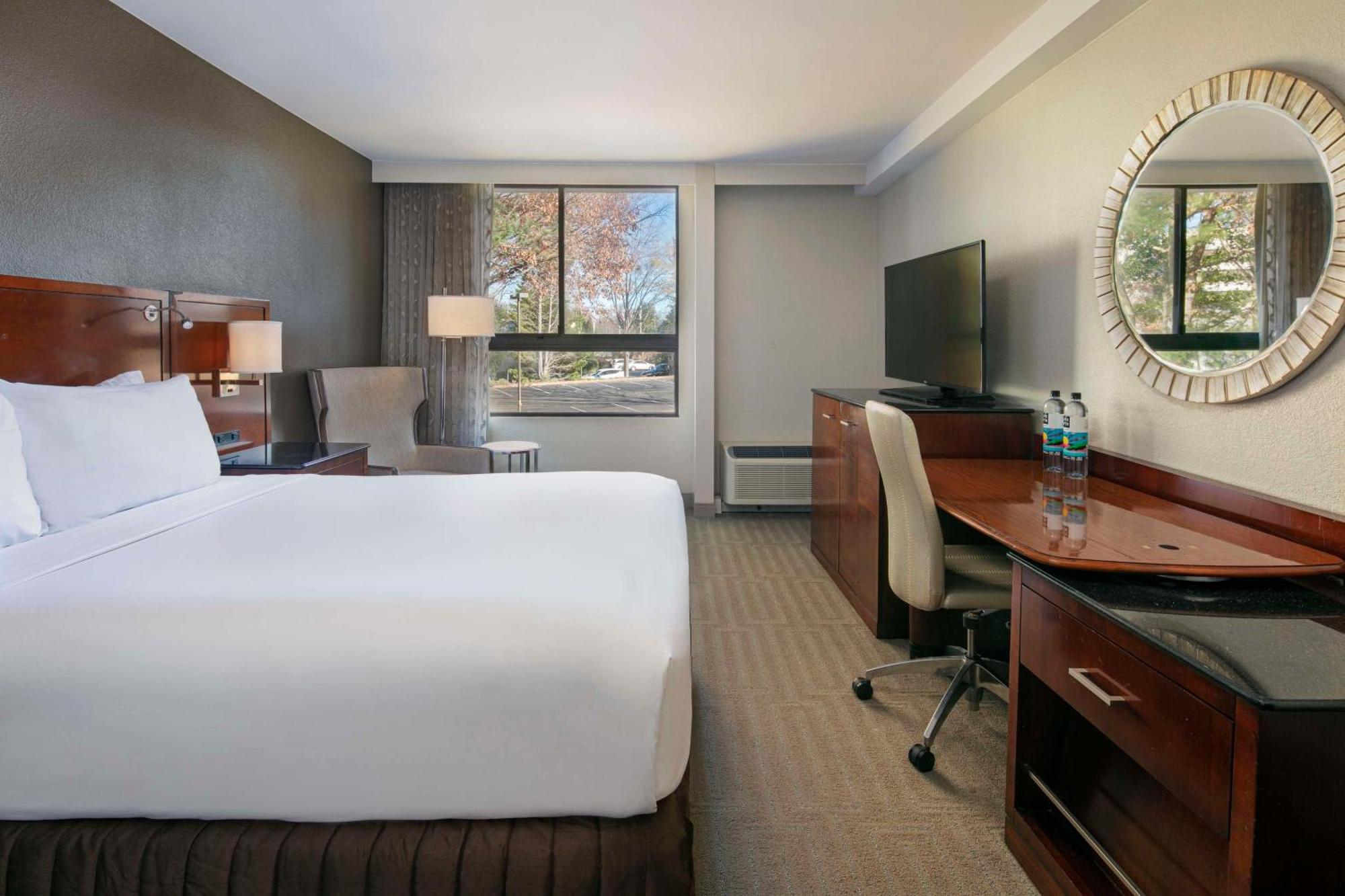Deluxe Queen Room Tub Mobility or Hearing Accessible,1597556151:JPEG