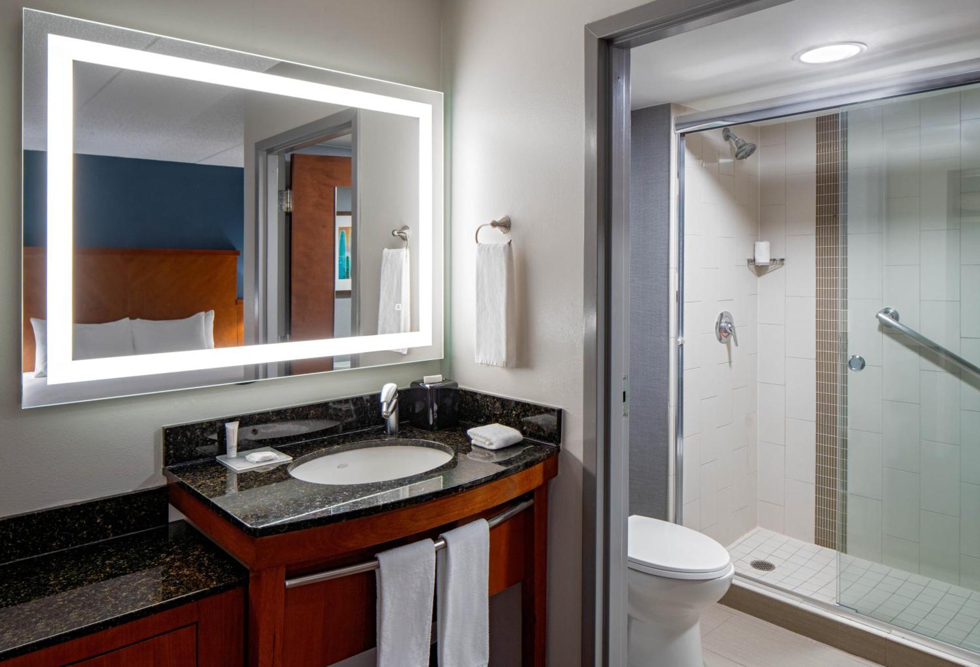 Quarto com Cama King-size e Sofá-Cama - Andar Alto