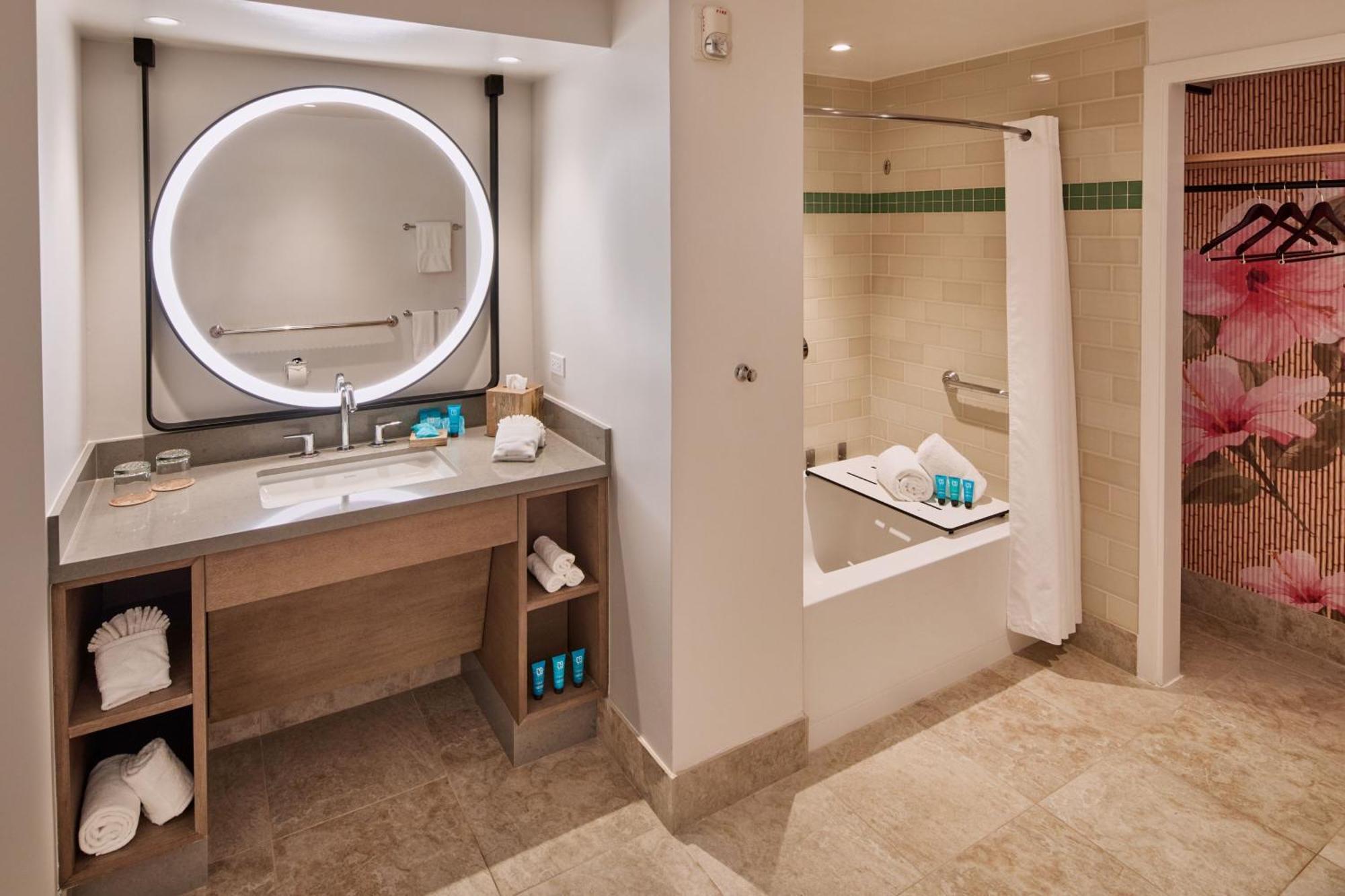 Lanai King Room with Sofa Bed and Ocean View - Mobility/Hearing Accessible with Tub
