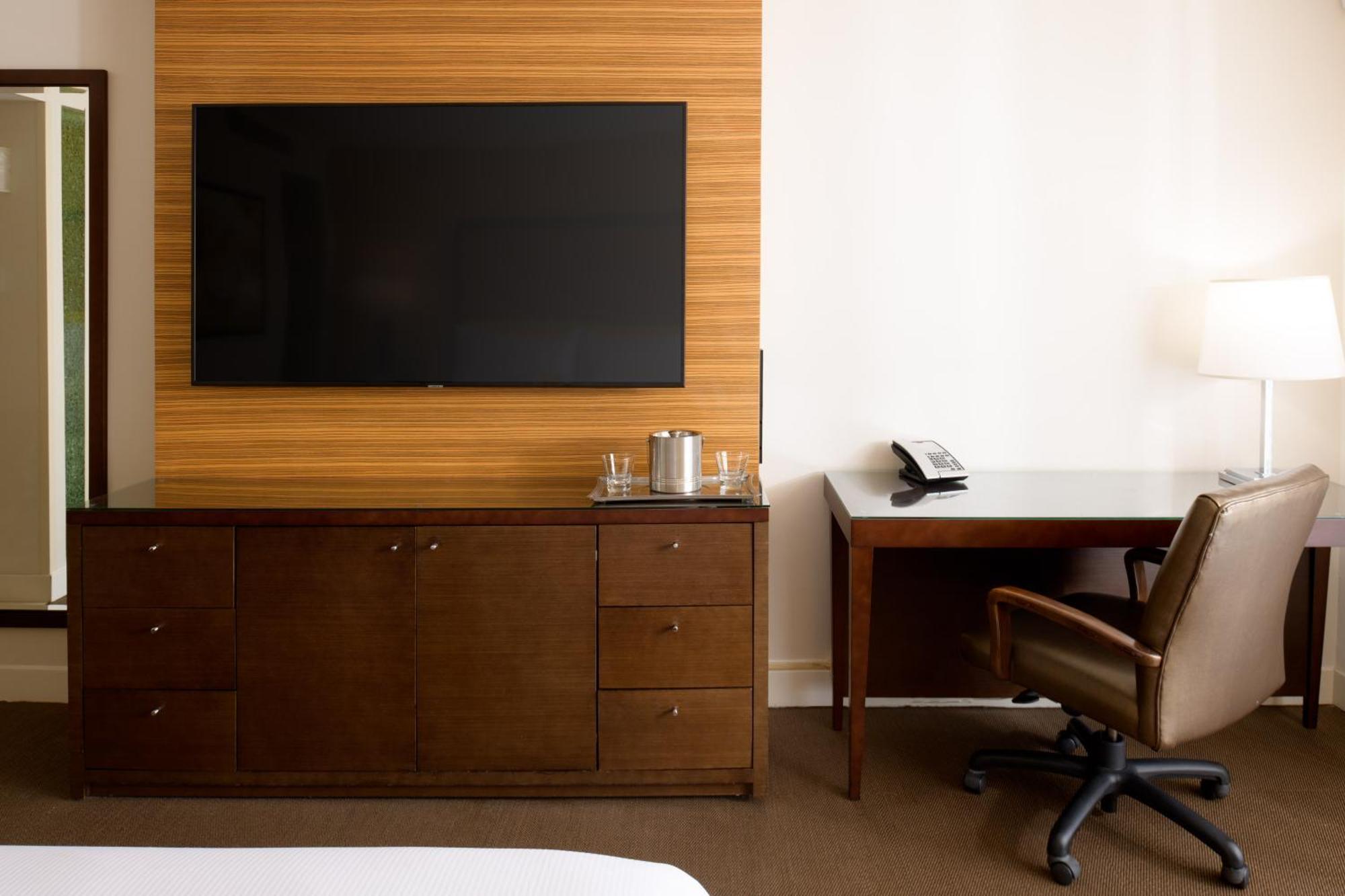 Kamar King dengan Shower Roll-In - Akses Disabilitas