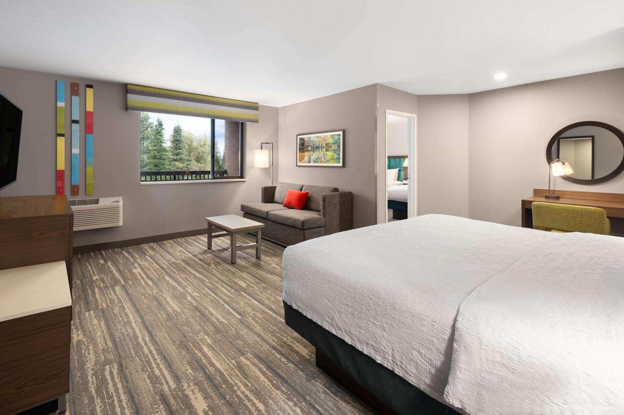 Family Suite One King Two Queen Beds Non-Smoking,1607663766:JPEG