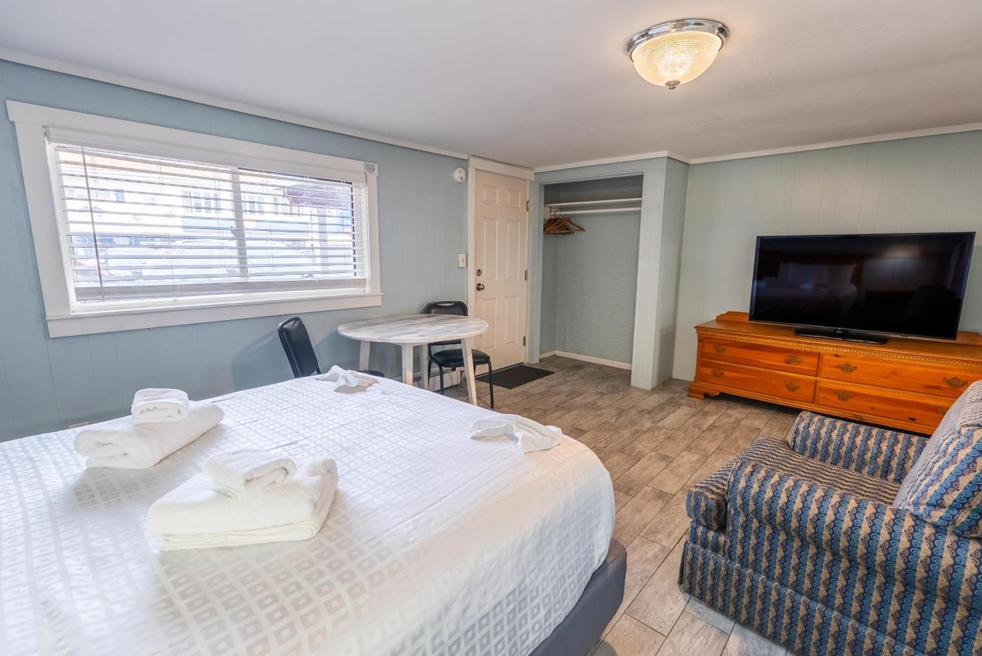 Deluxe Two Queen Room with Partition