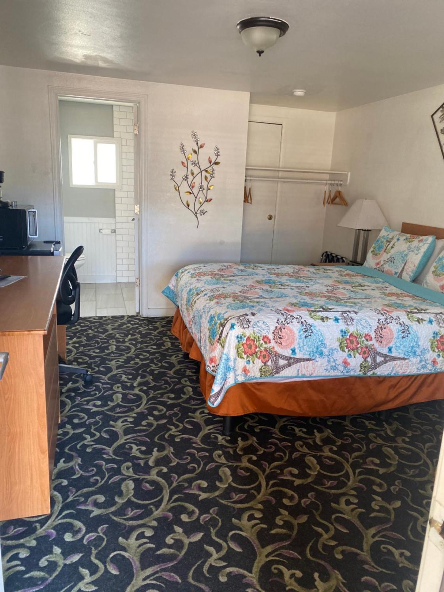 Queen Room,1614354197:JPEG