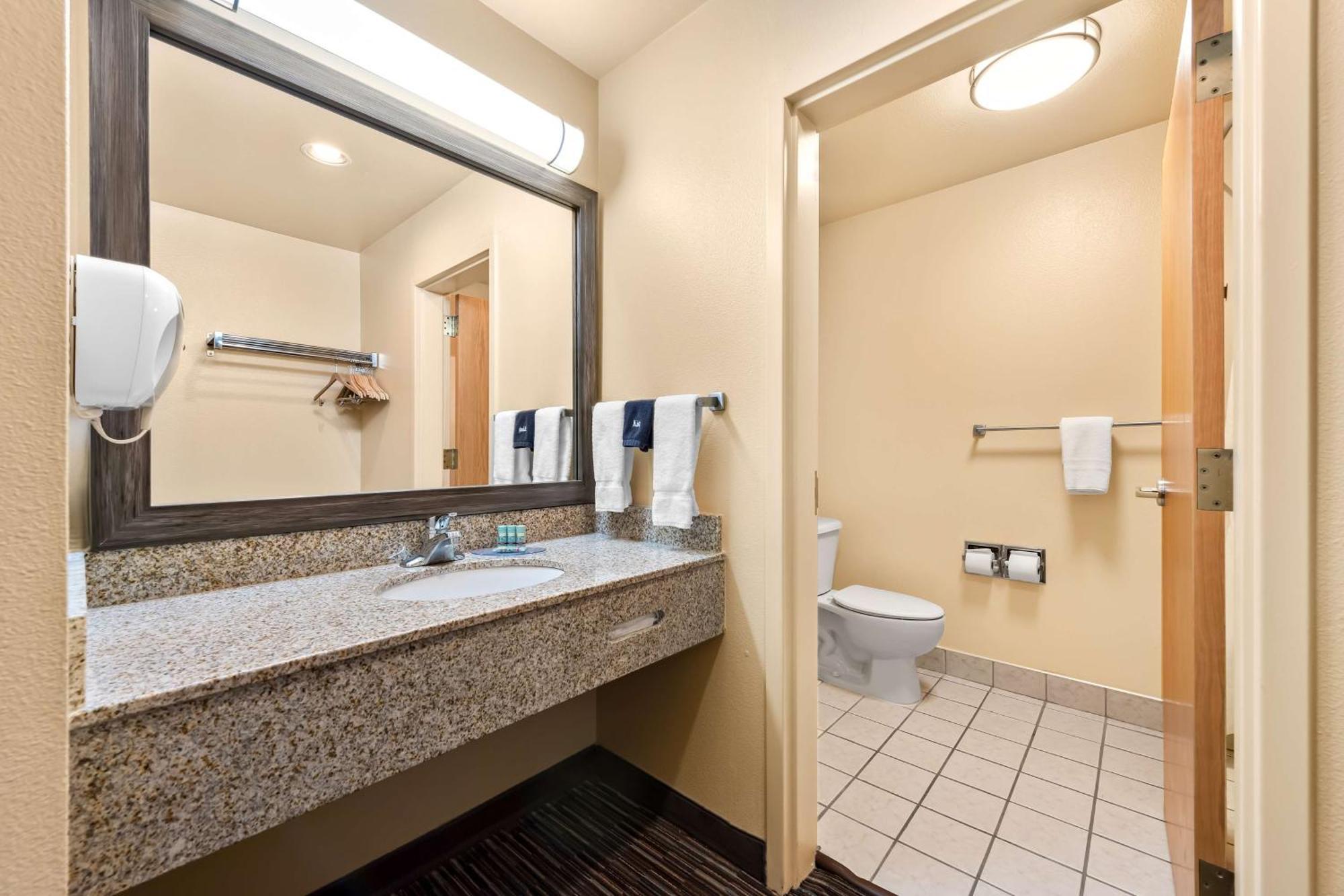 Queen Room with Two Queen Beds, Lake View and Mountain View - Non-Smoking