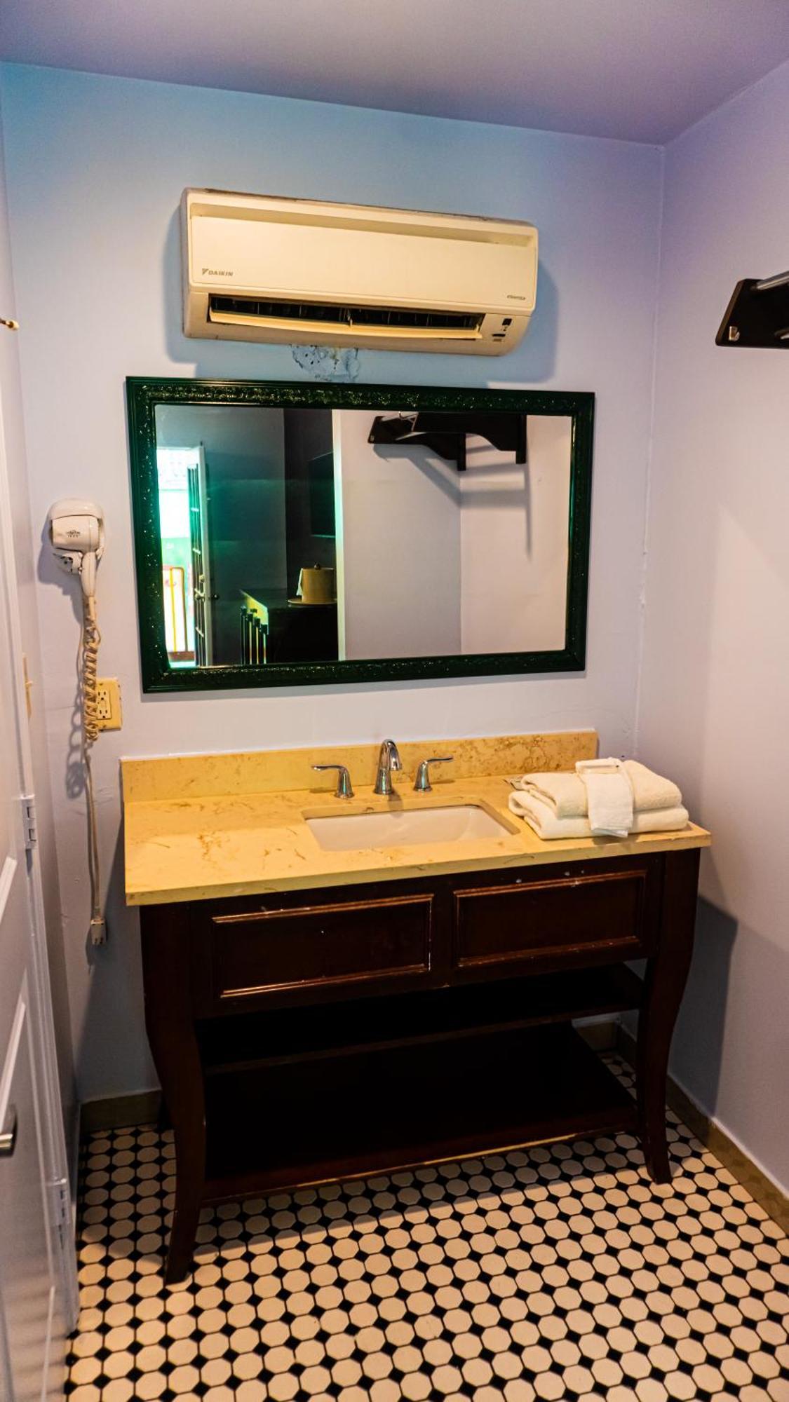 Deluxe Single Room,1618283292:JPEG