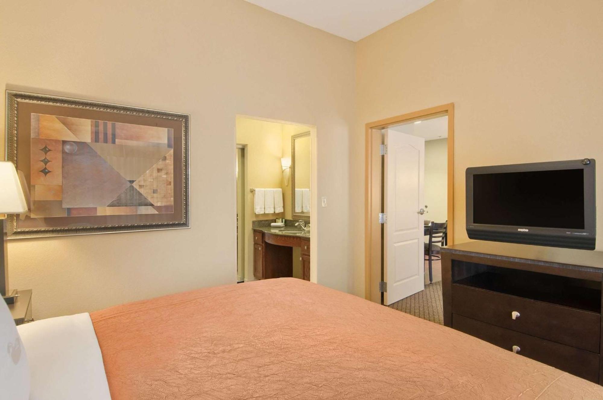 One-Bedroom King Suite - Non-Smoking