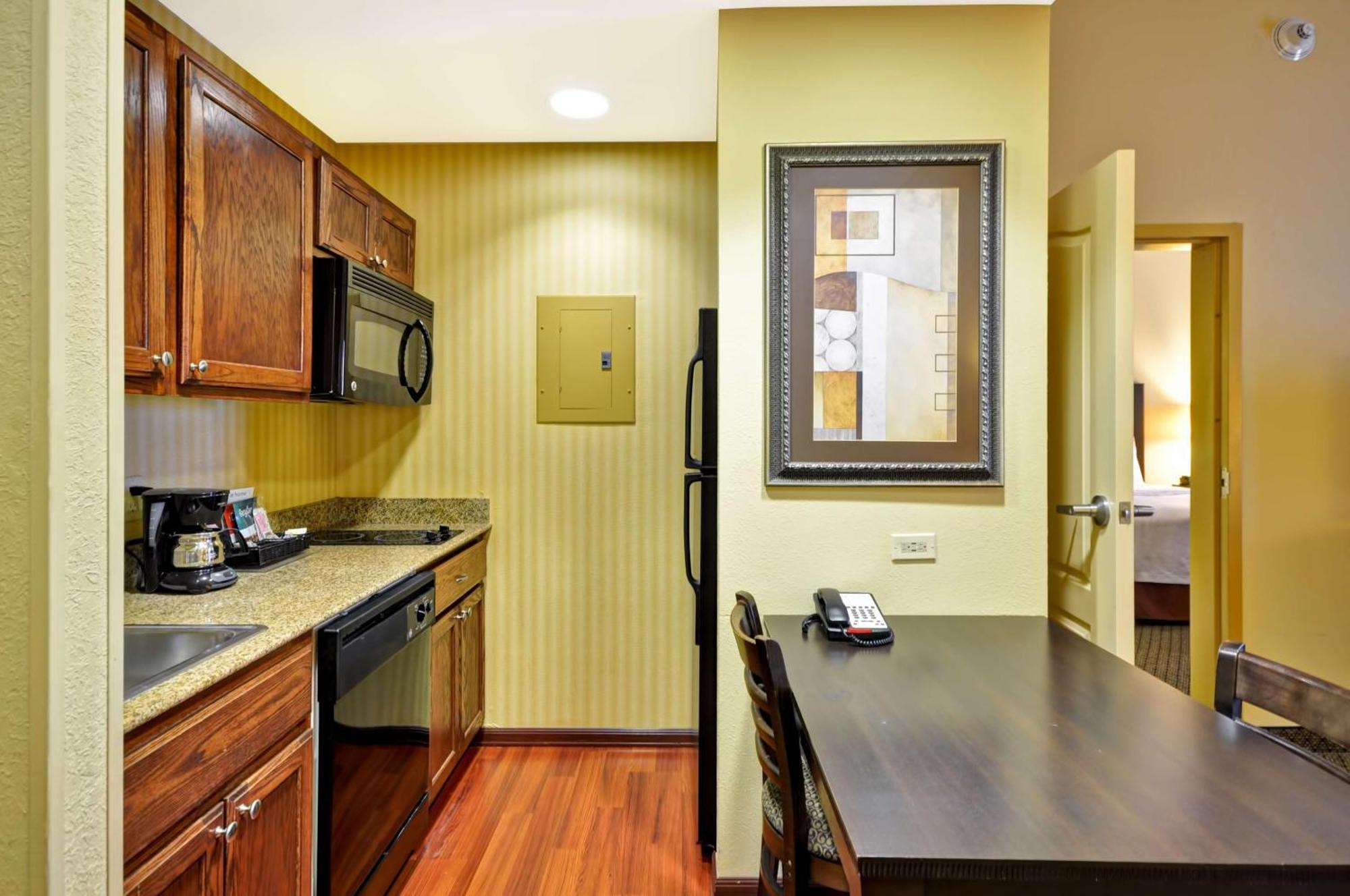 One-Bedroom Queen Suite with Two Queen Beds - Non-Smoking