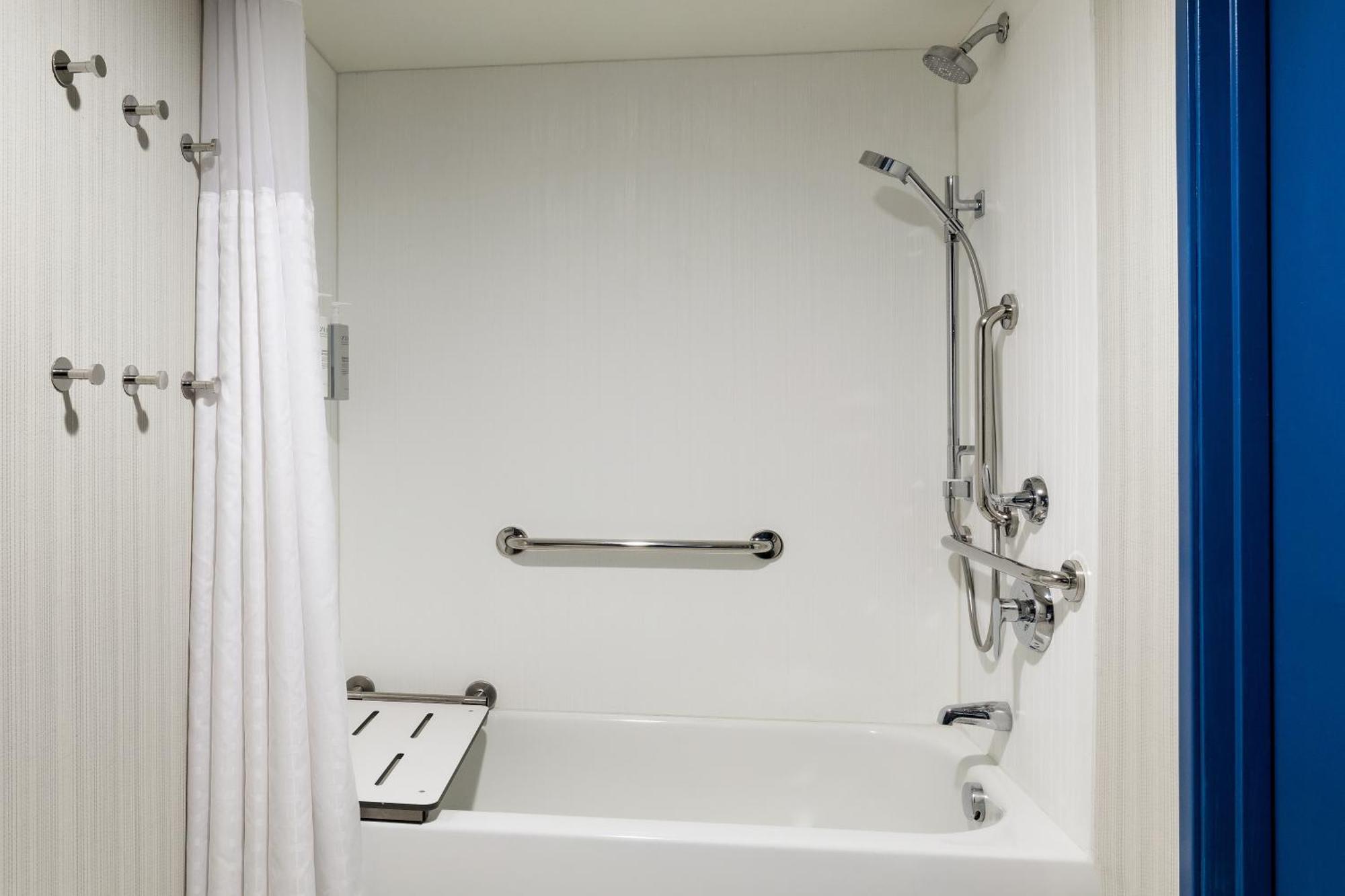 King Room sofa bed tub Mobility Access,1697903553:JPEG