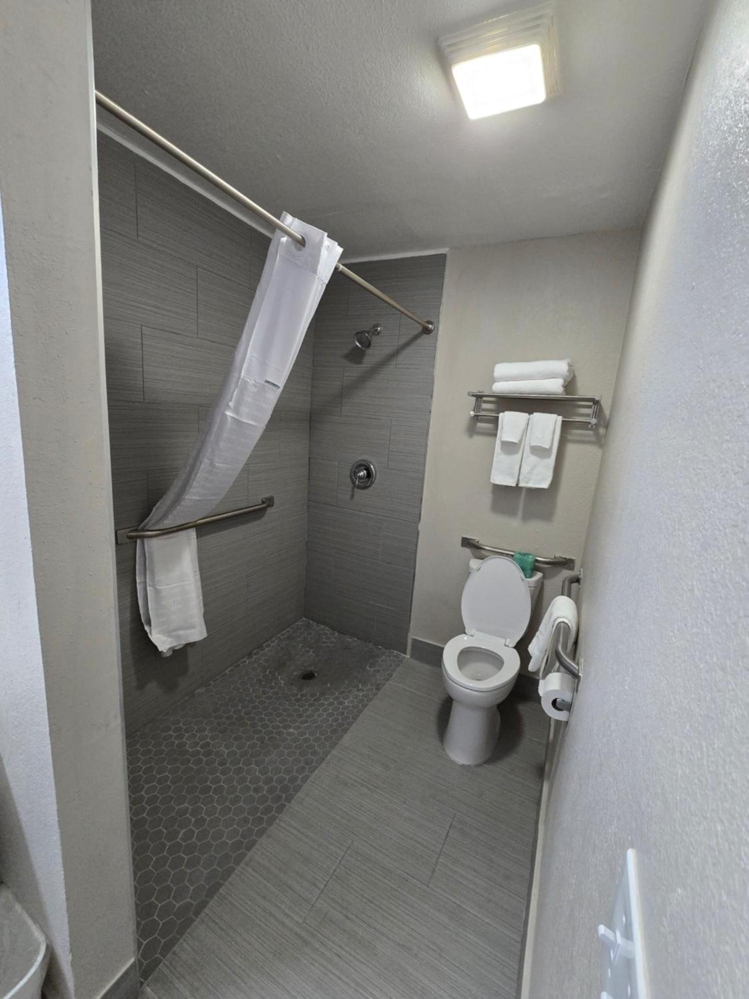 Queen Room with Roll-in Shower - Mobility Access/Non-Smoking