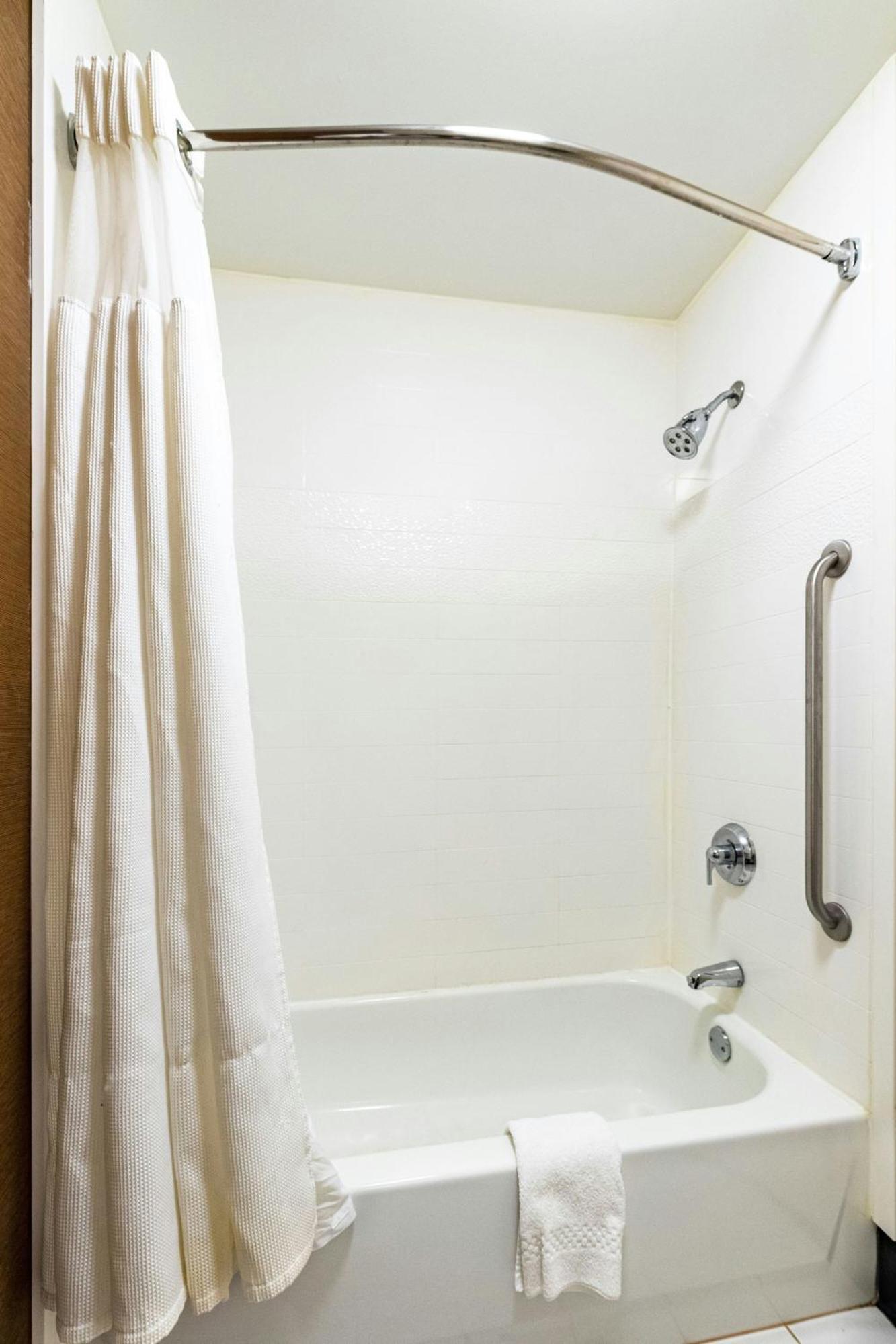 King Room with Roll-In Shower - Mobility Access/Hearing Accessible