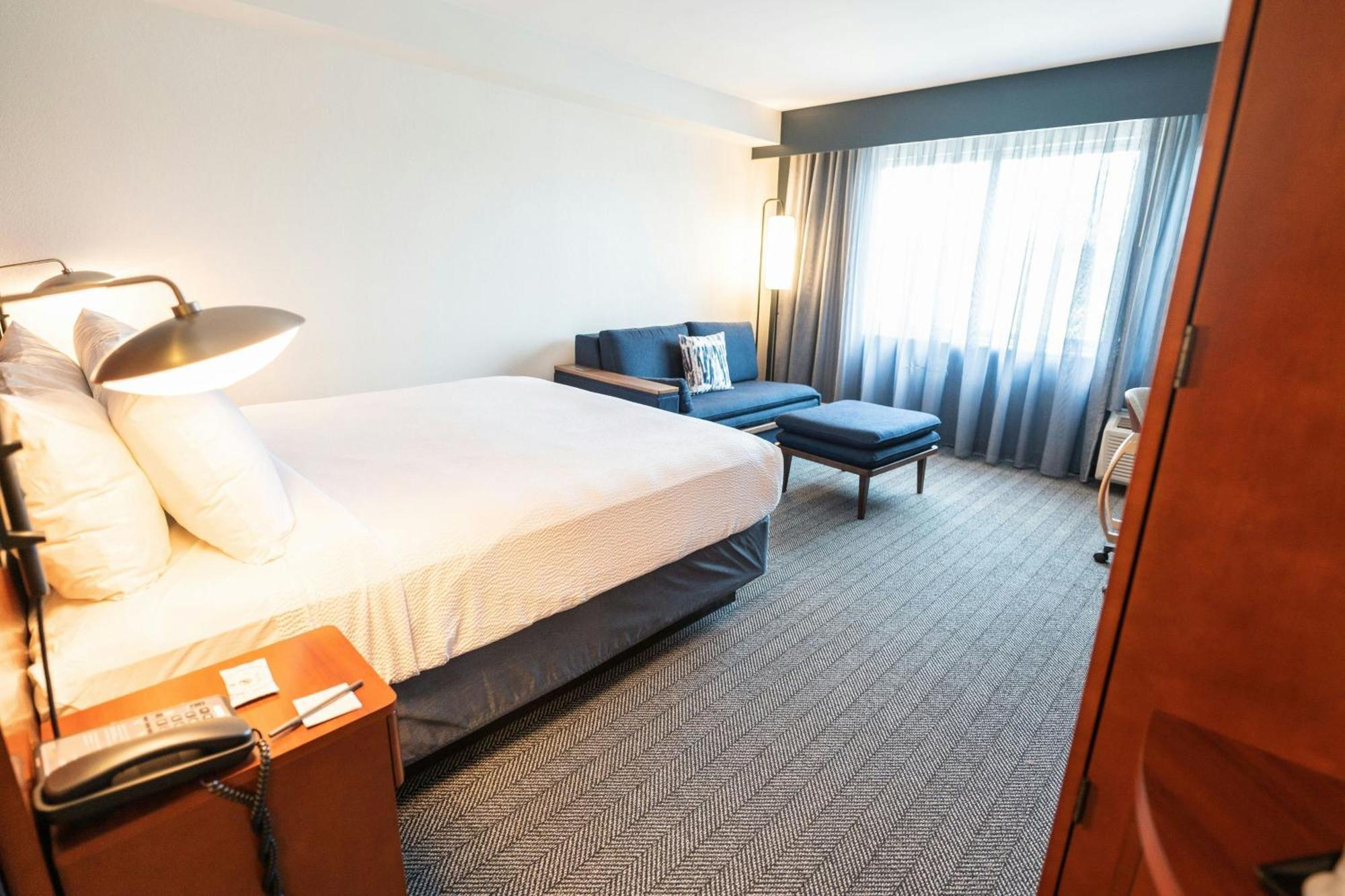 King Room with Bathtub - Mobility Access/Hearing Accessible