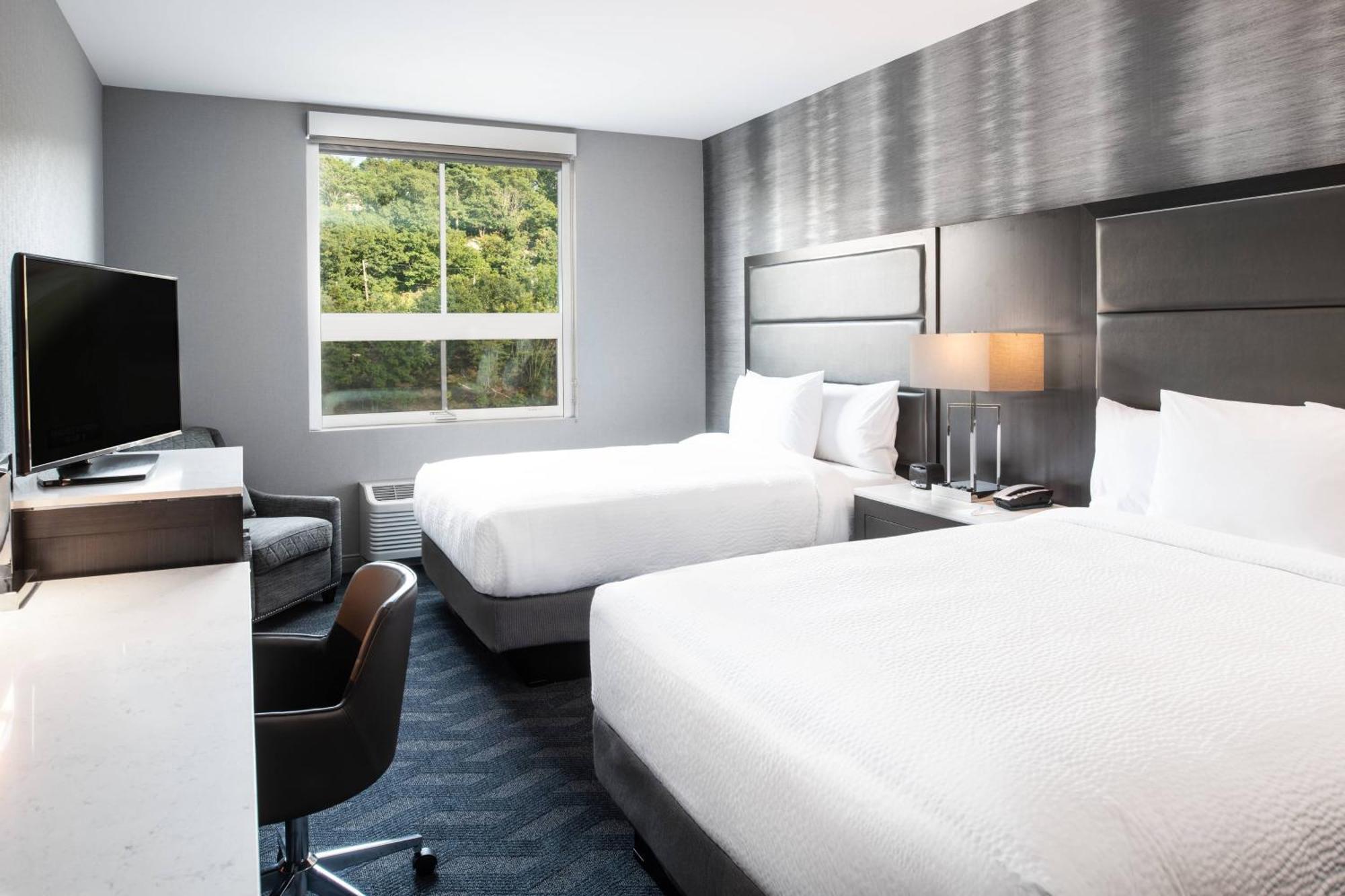 Queen Room with City View - Mobility/Hearing Accessible with Tub