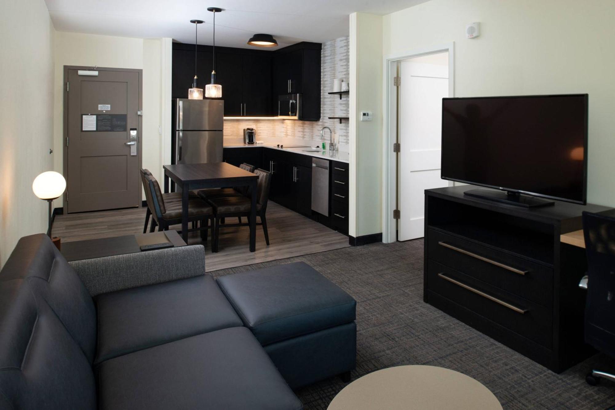 1 Bedroom Suite 2 Queen Sofa bed,1633078812:JPEG